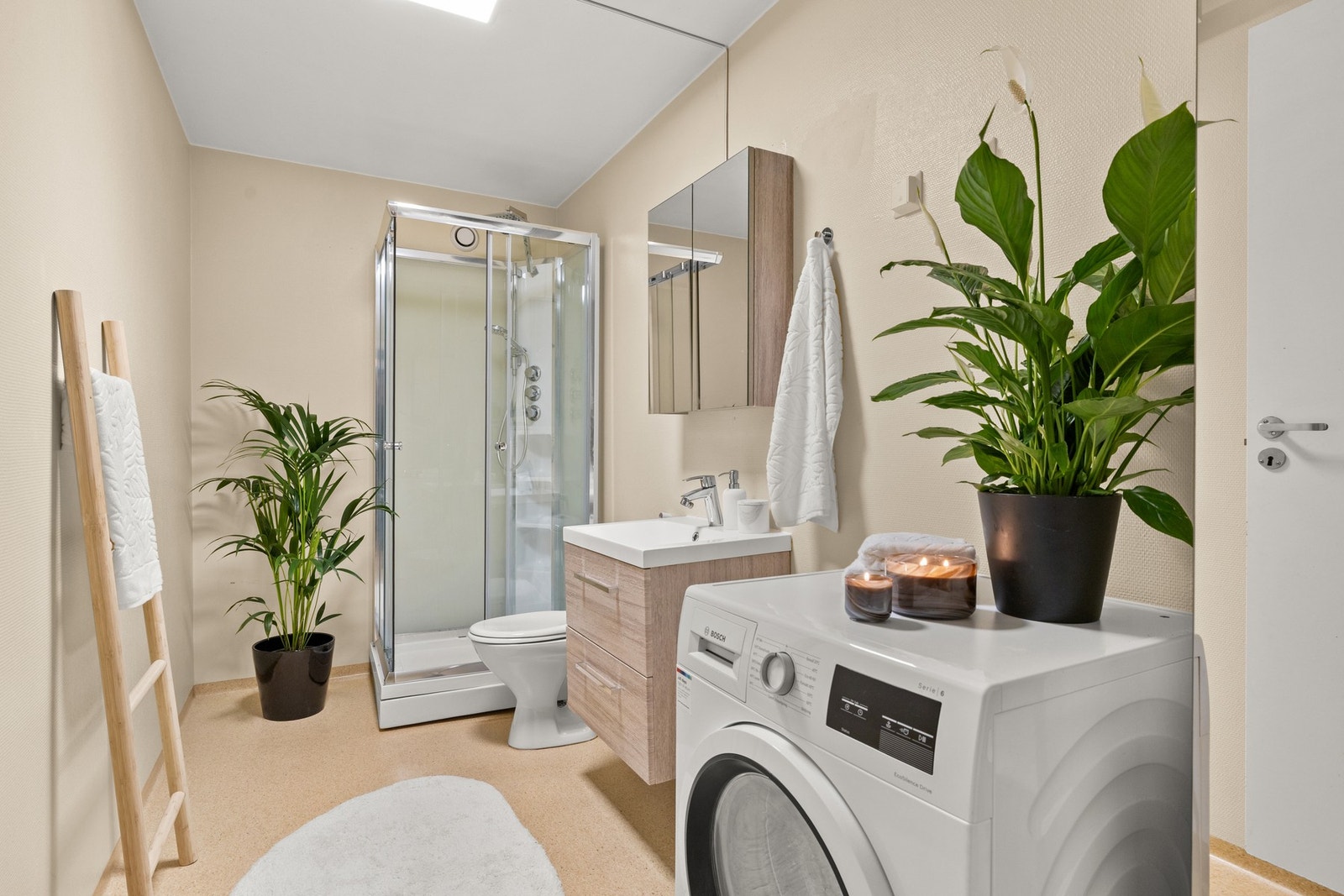 Delikat baderom av god størrelse. Galleribilde