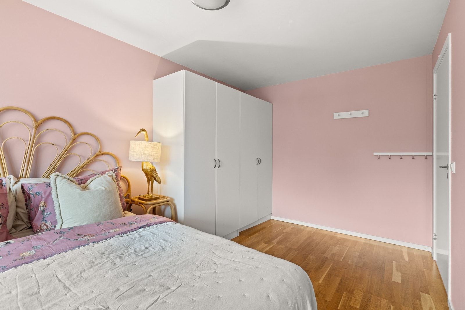 Her er det god plass til stor dobbeltseng. Soverommet vender ut mot rolige omgivelser. Galleribilde