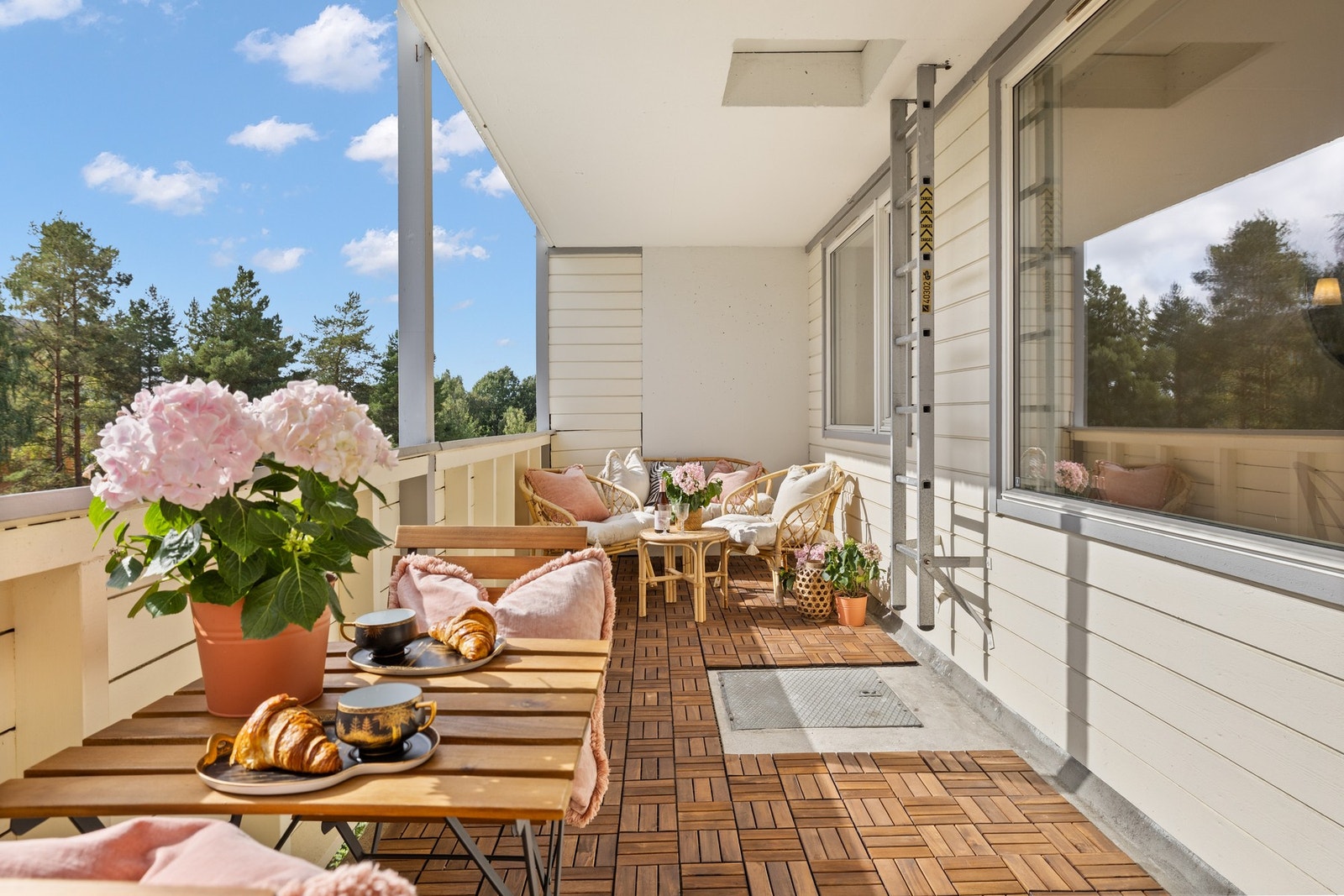 Meget romslig balkong på ca. 13 kvm, som oppleves som en forlengelse av stuen på sommeren. Galleribilde