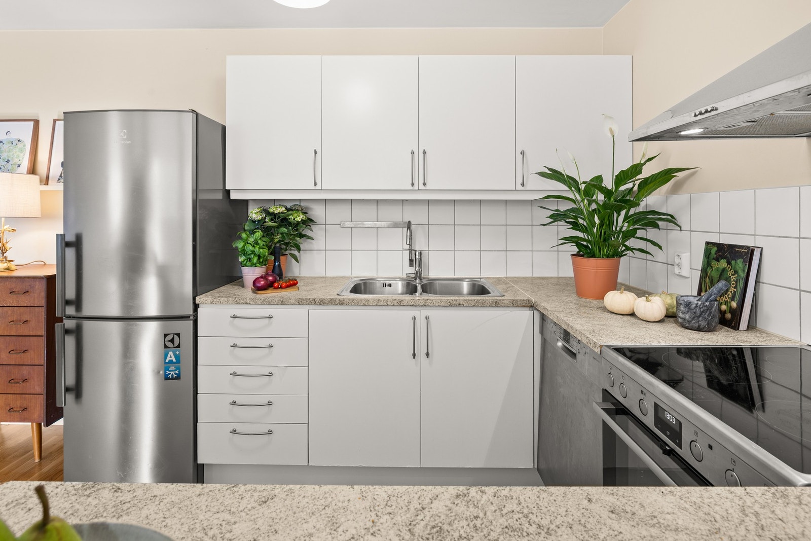 Kjøkkenet har opplegg for komfyr m/topp, oppvaskmaskin og frittstående kjøleskap. Galleribilde