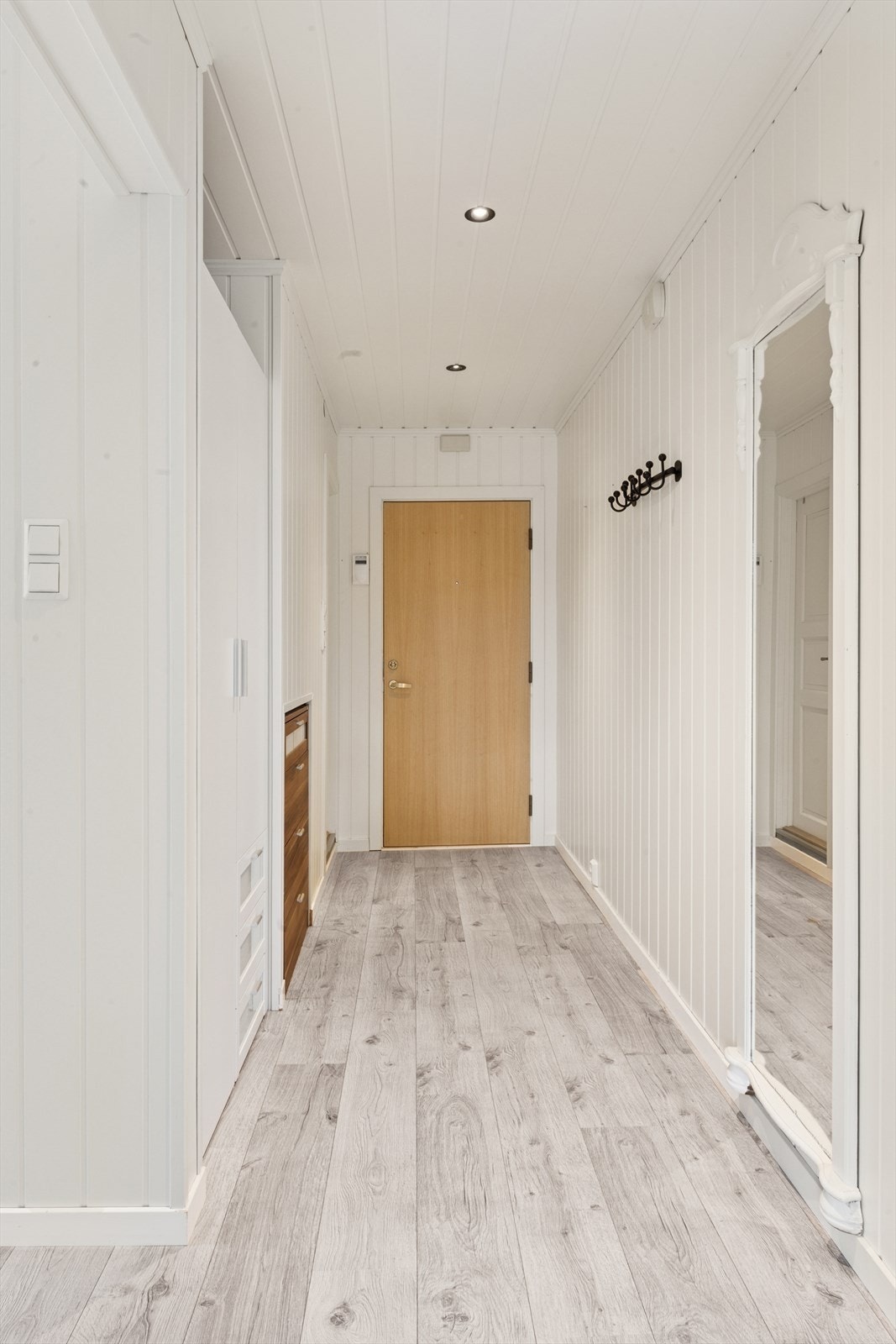 Lys og hyggelig entré med plass for gode garderobe- og opphengsløsninger. Galleribilde