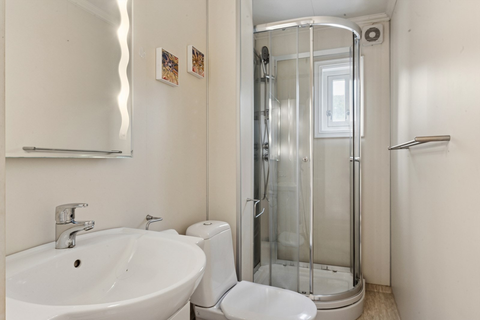 Baderomsinnredningen har godt med oppbevaringsplass. Galleribilde