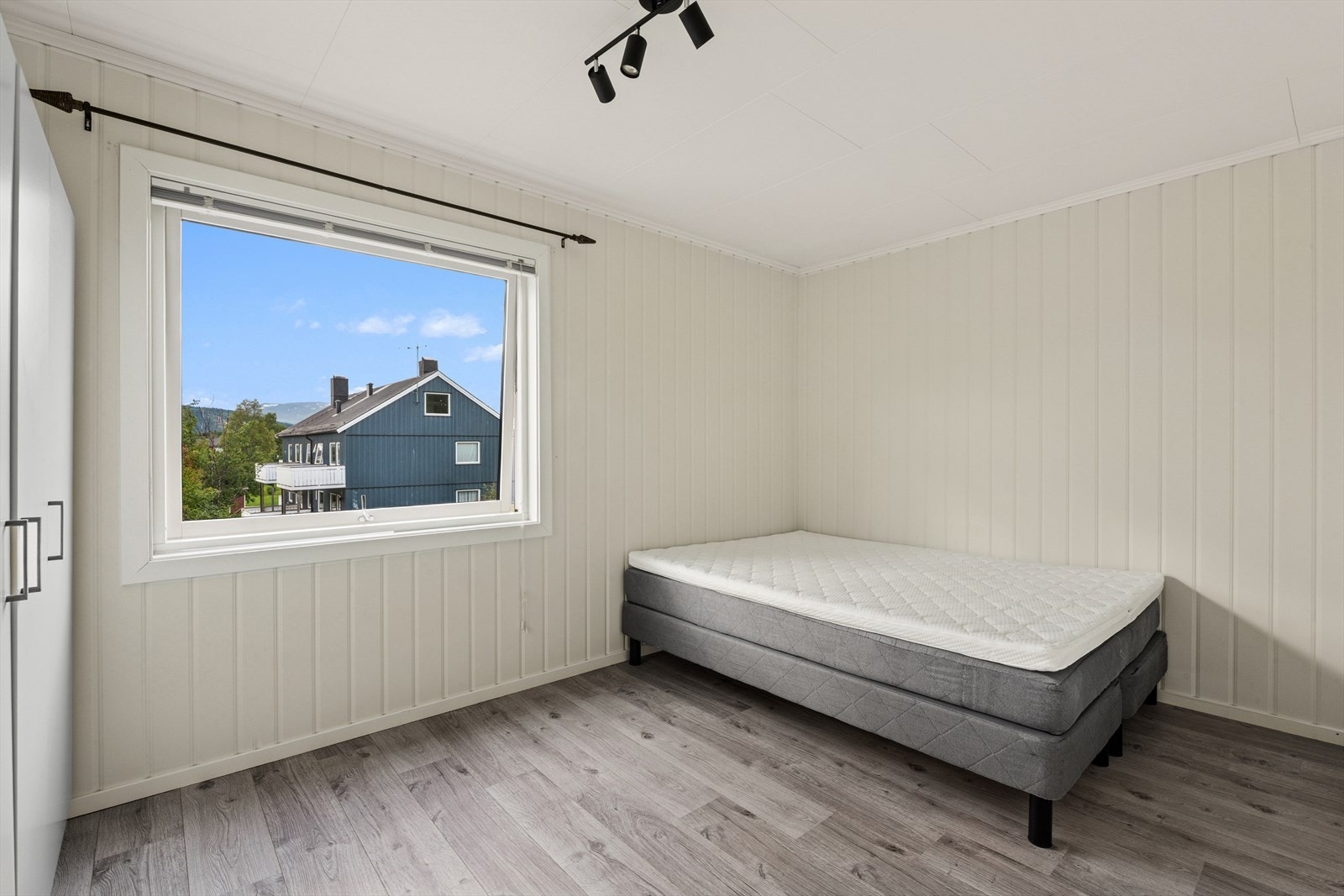 Romslig soverom med god plass for dobbeltseng og nattbord. Galleribilde