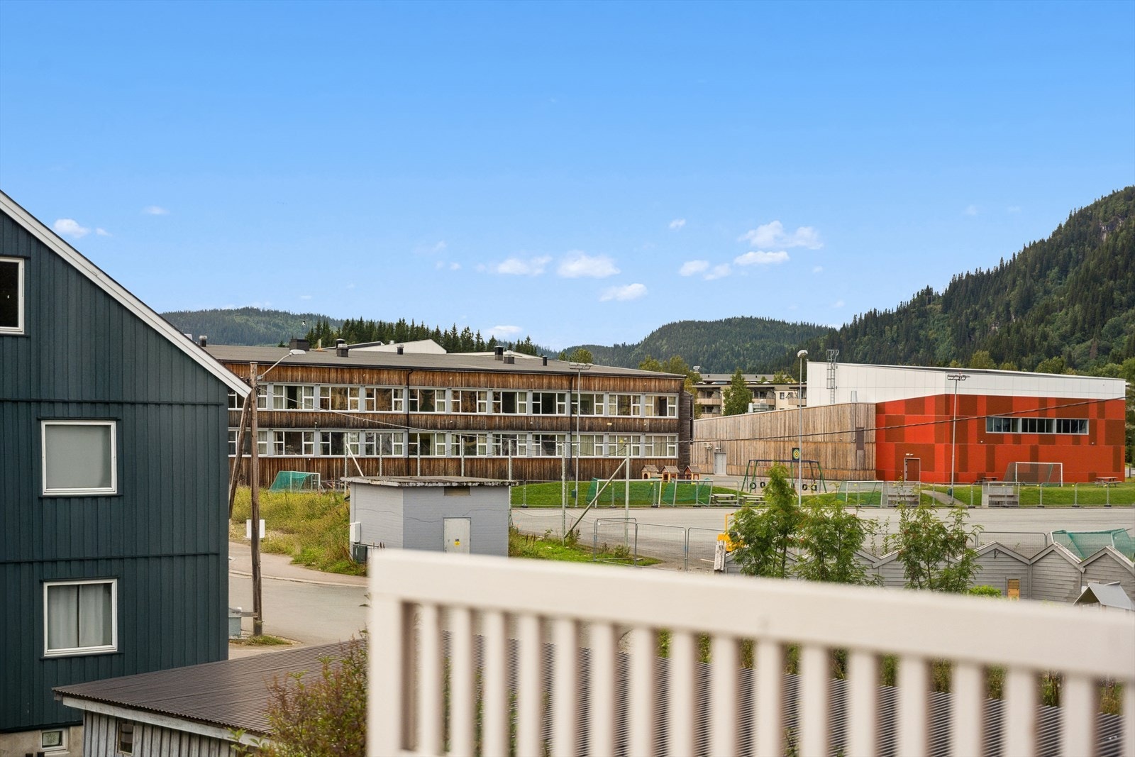 Fotballbane ligger kun en liten langpasning unna. Galleribilde