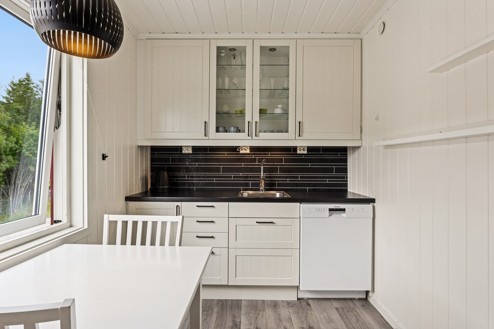 Her har en alt en måtte trenge av skap-, skuff- og benkeplass. Galleribilde