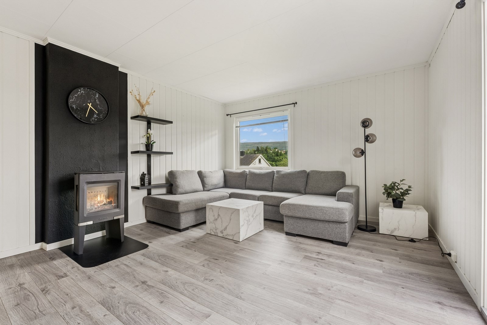 Vi beveger oss videre inn i en lys og innbydende stue. Galleribilde