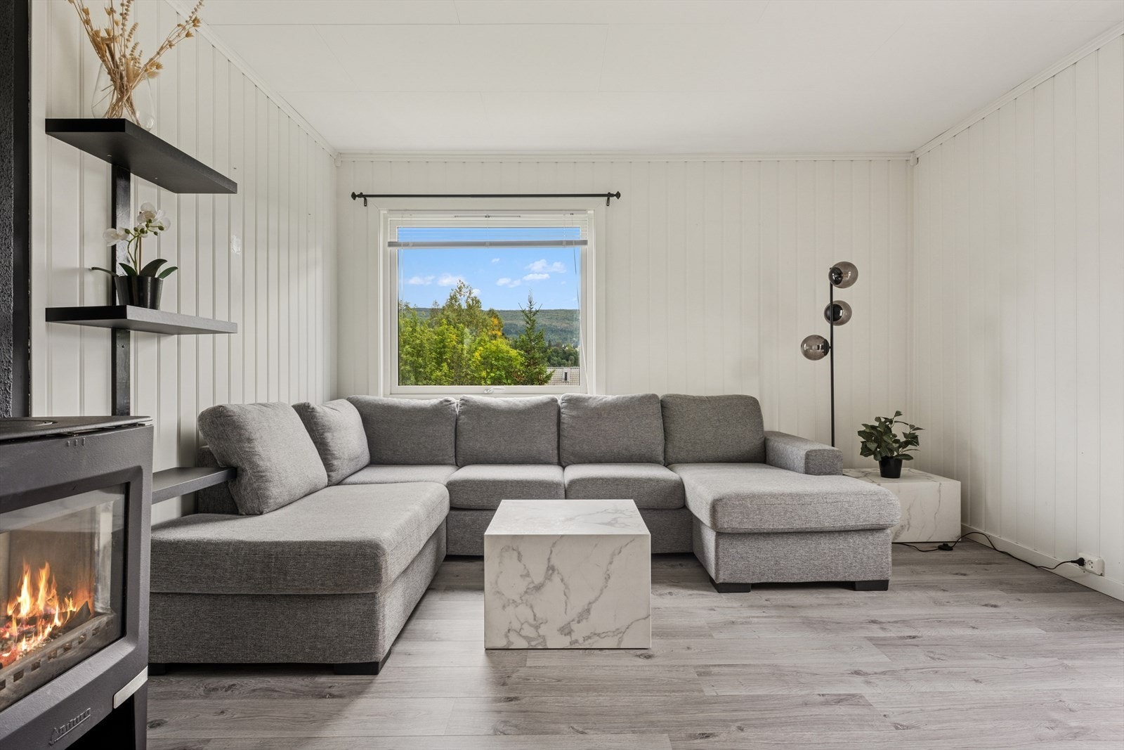 Sofakroken finner fort sin naturlige plass i rommet, og tv-en kan med fordel plasseres mot/på vegg. Galleribilde