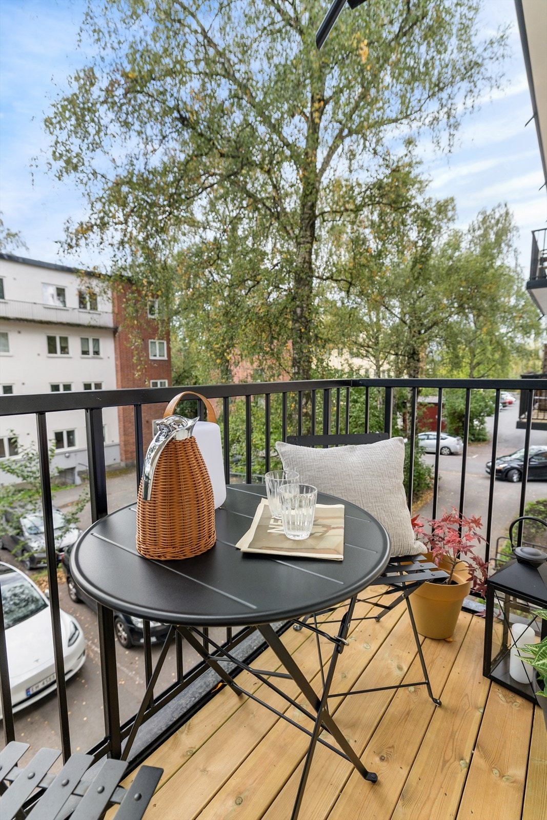 Balkongen kan innredes med flotte utbmøbler. Grøntområdene rett utenfor hjemmet til et vakkert utsyn. Galleribilde