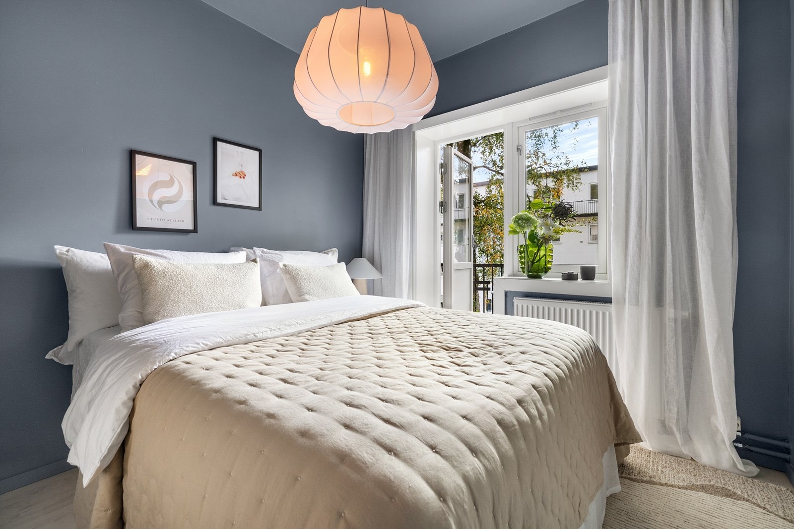 Romslig soverom med utgang til boligens balkong på ca 3 kvm. Galleribilde