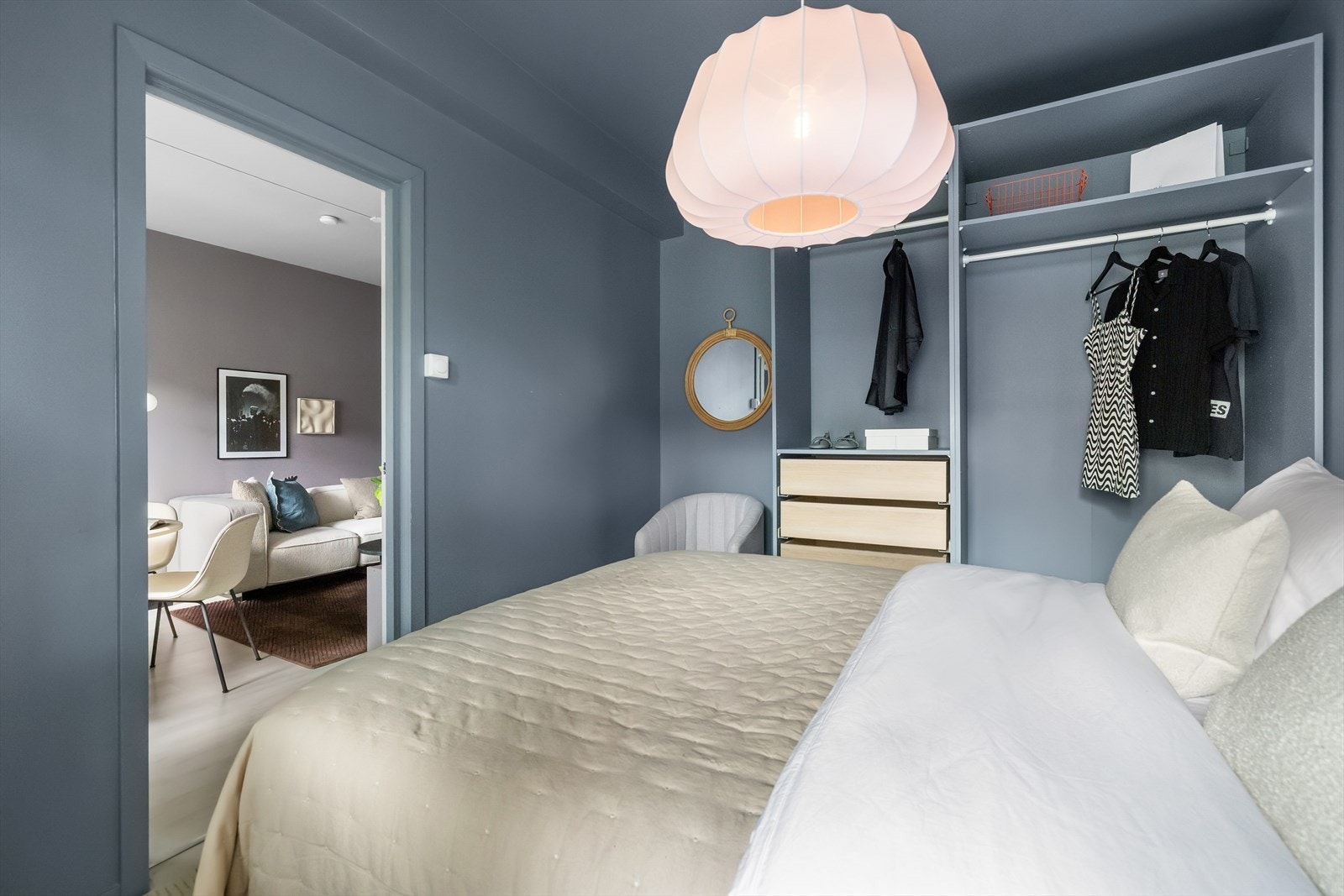 På soverommet er det oppbevaringsmuligheter i skap og skuffer. Galleribilde