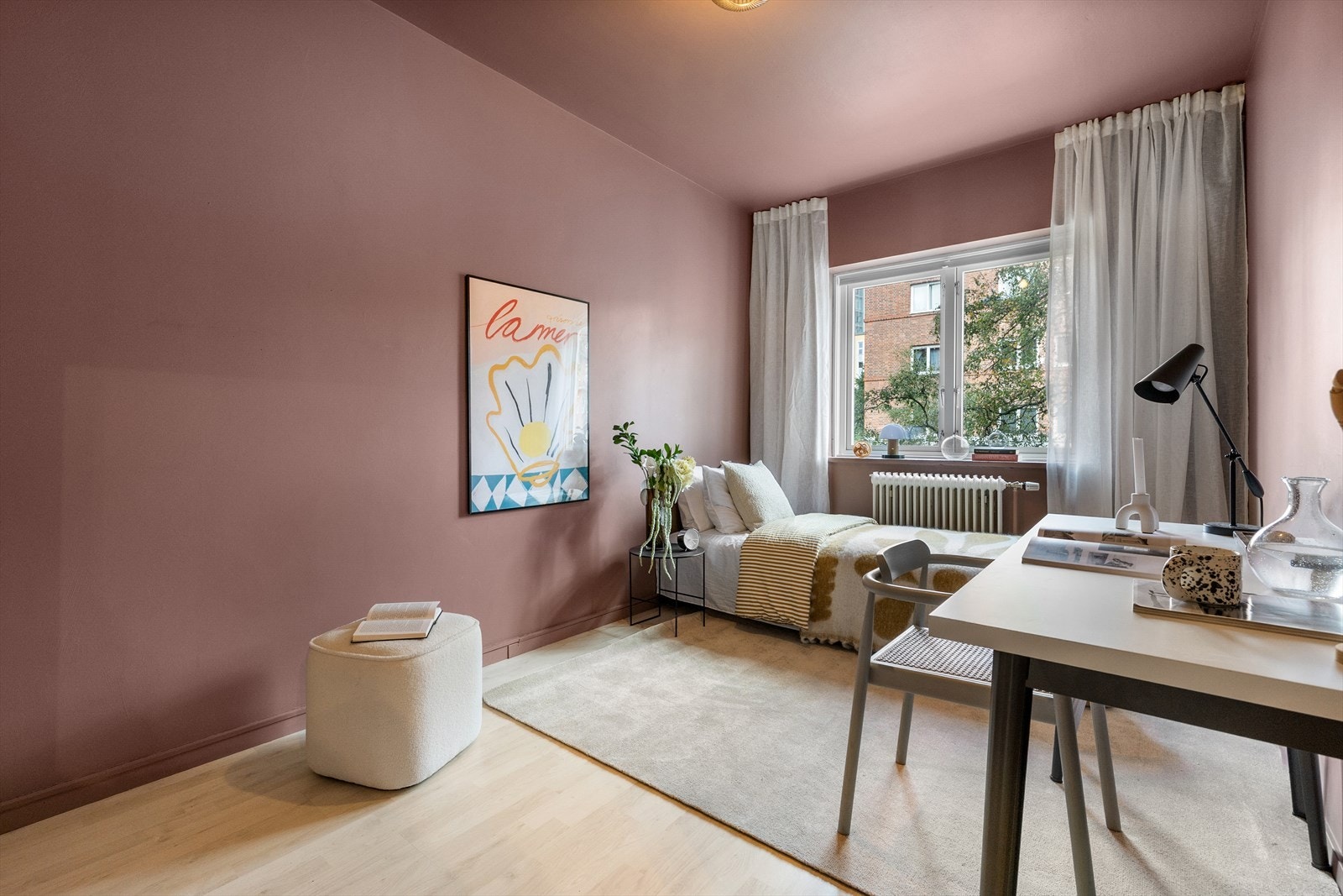 Boligens andre soverom er romslig, og kan innredes etter ønske. Galleribilde