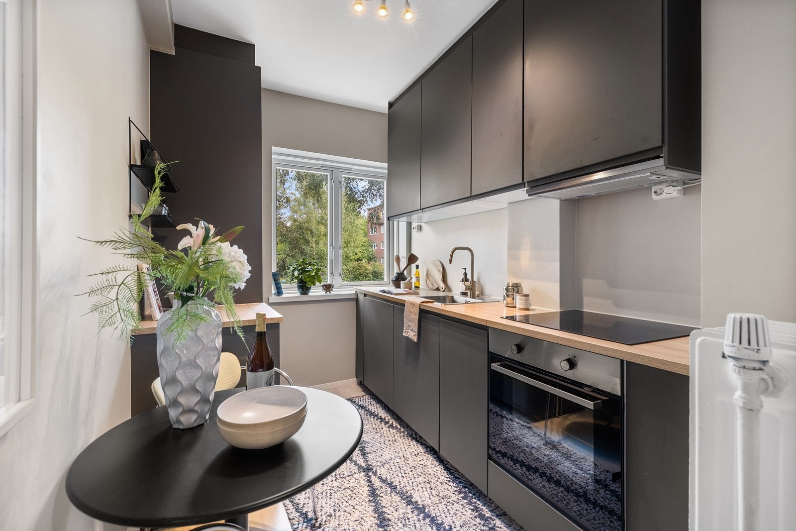 Lekker kjøkkeninnredning i glatte fronter med mulighet for oppbevaring i over - og underskap. Det er montert oppvaskmaskin under benk. Galleribilde