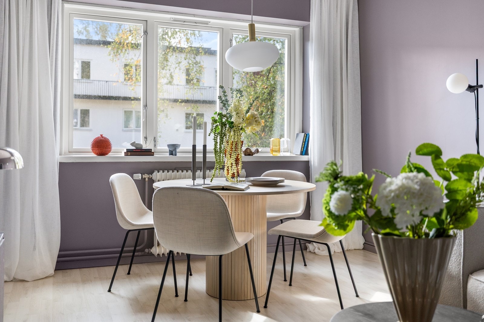 Gode lysinslipp fra de store vinduene. Galleribilde