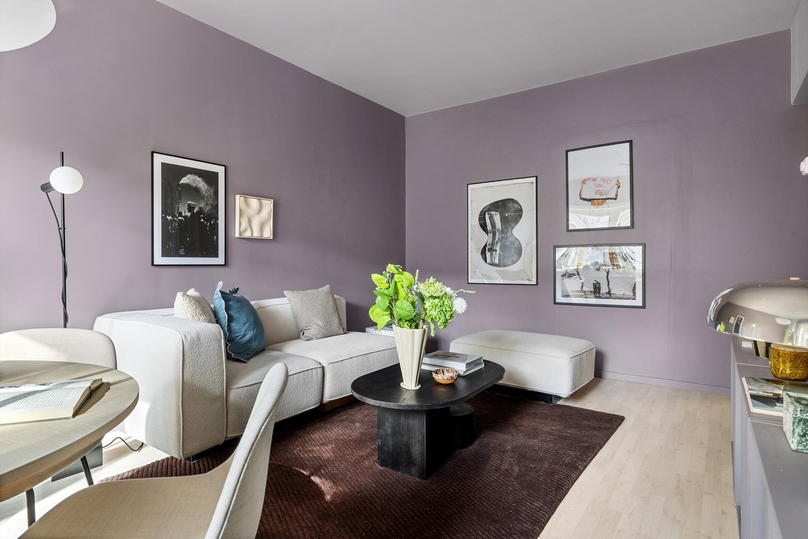 Stuen er romslig med gode møbleringsmuligheter for sofagruppe, spisebord, samt medie- og oppbevaringsmøblement. Galleribilde