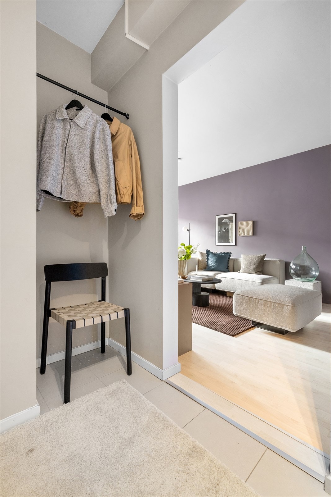 Boligen gir et godt førsteinntrykk. Det er her mulighet å henge fra seg yttertøy og sko. Det er fliser på gulv. Galleribilde