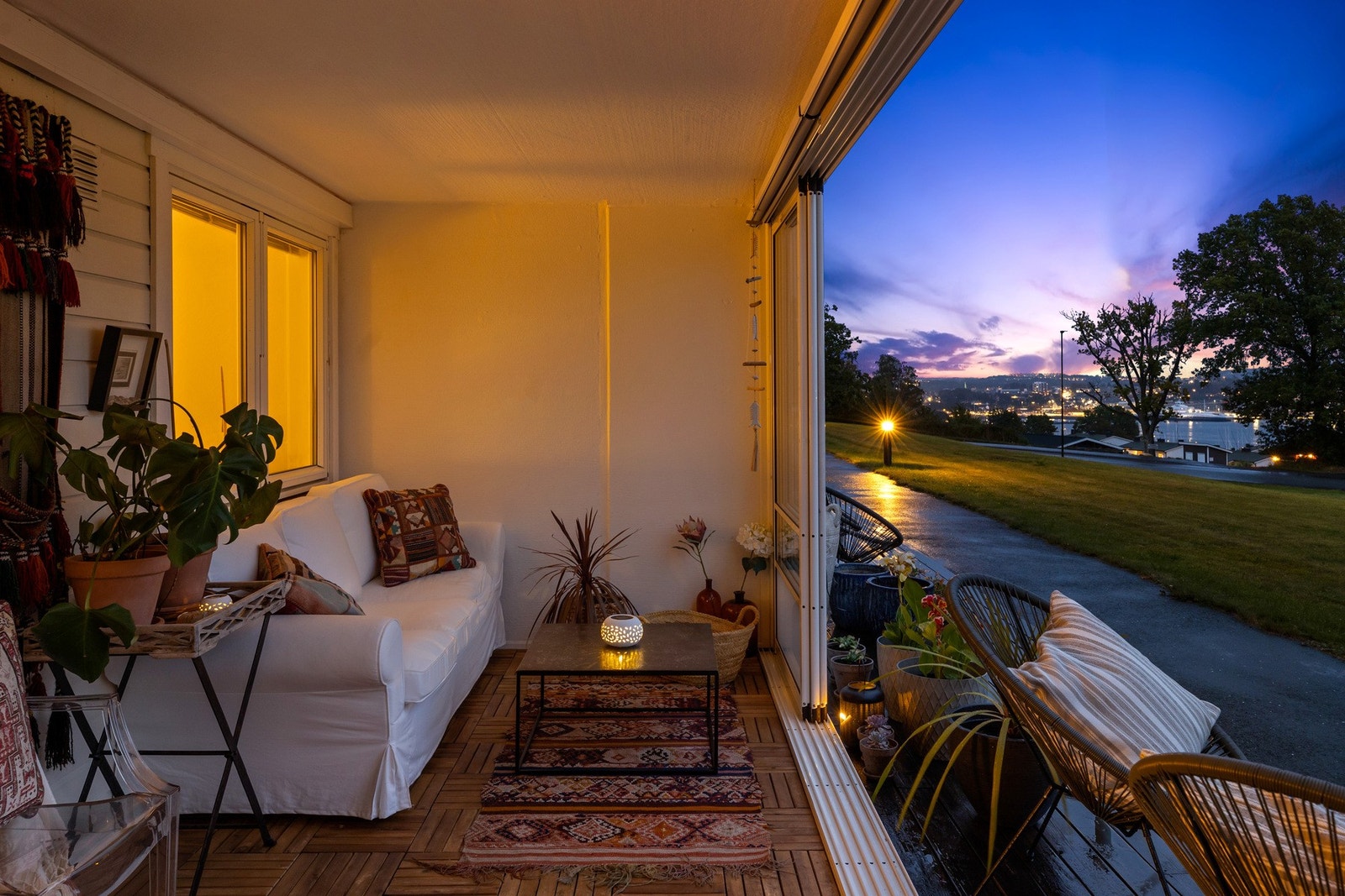 Store deler av sommerhalvåret står døren oppe og balkongen blir som et ekstra rom Galleribilde