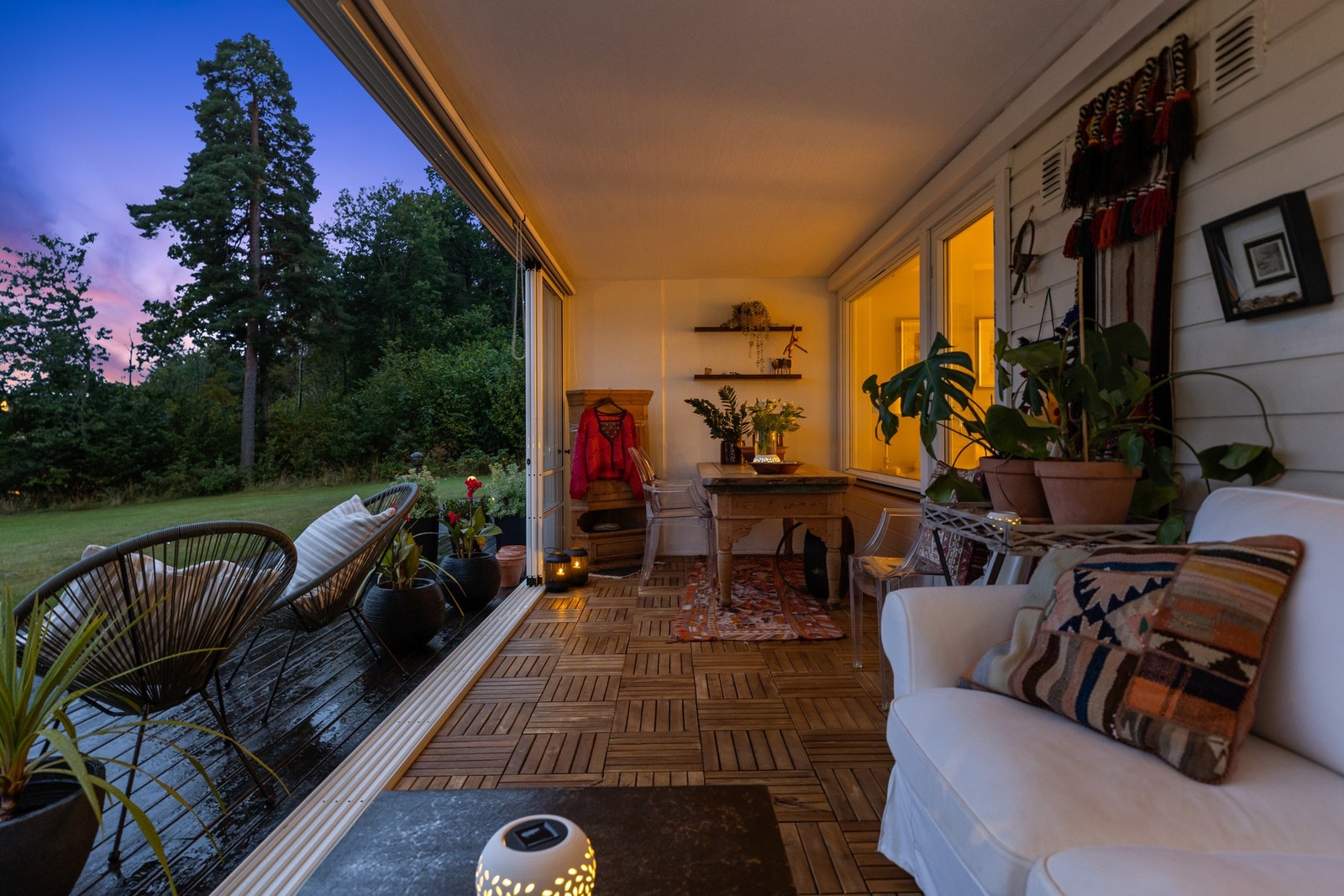 Fra stuen er det utgang til en stor innglasset balkong med fantastisk utsikt utover fjorden Galleribilde