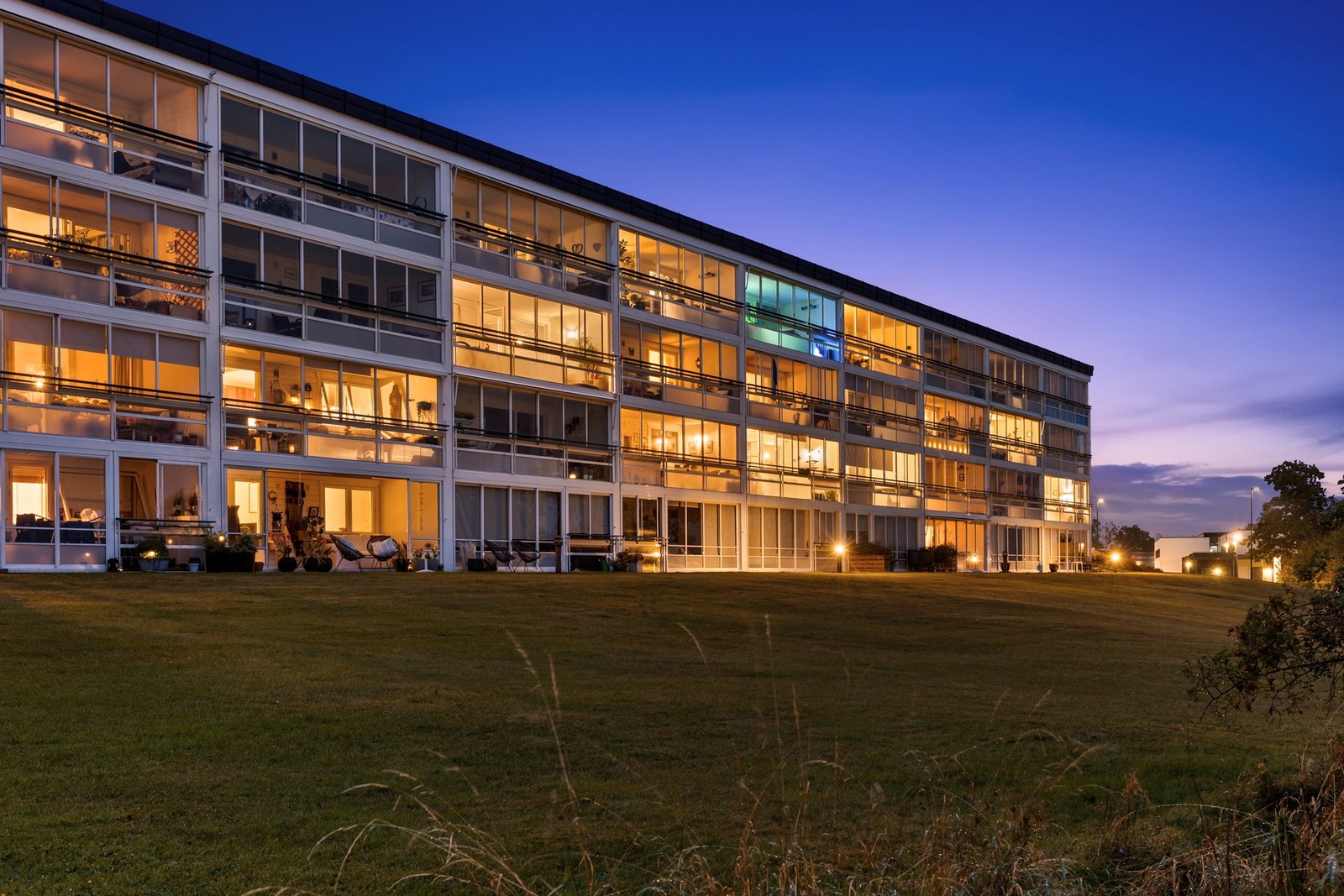 Leiligheten ligger med flott utsikt mot Værlebukta i et attraktivt og barnevennlig område Galleribilde