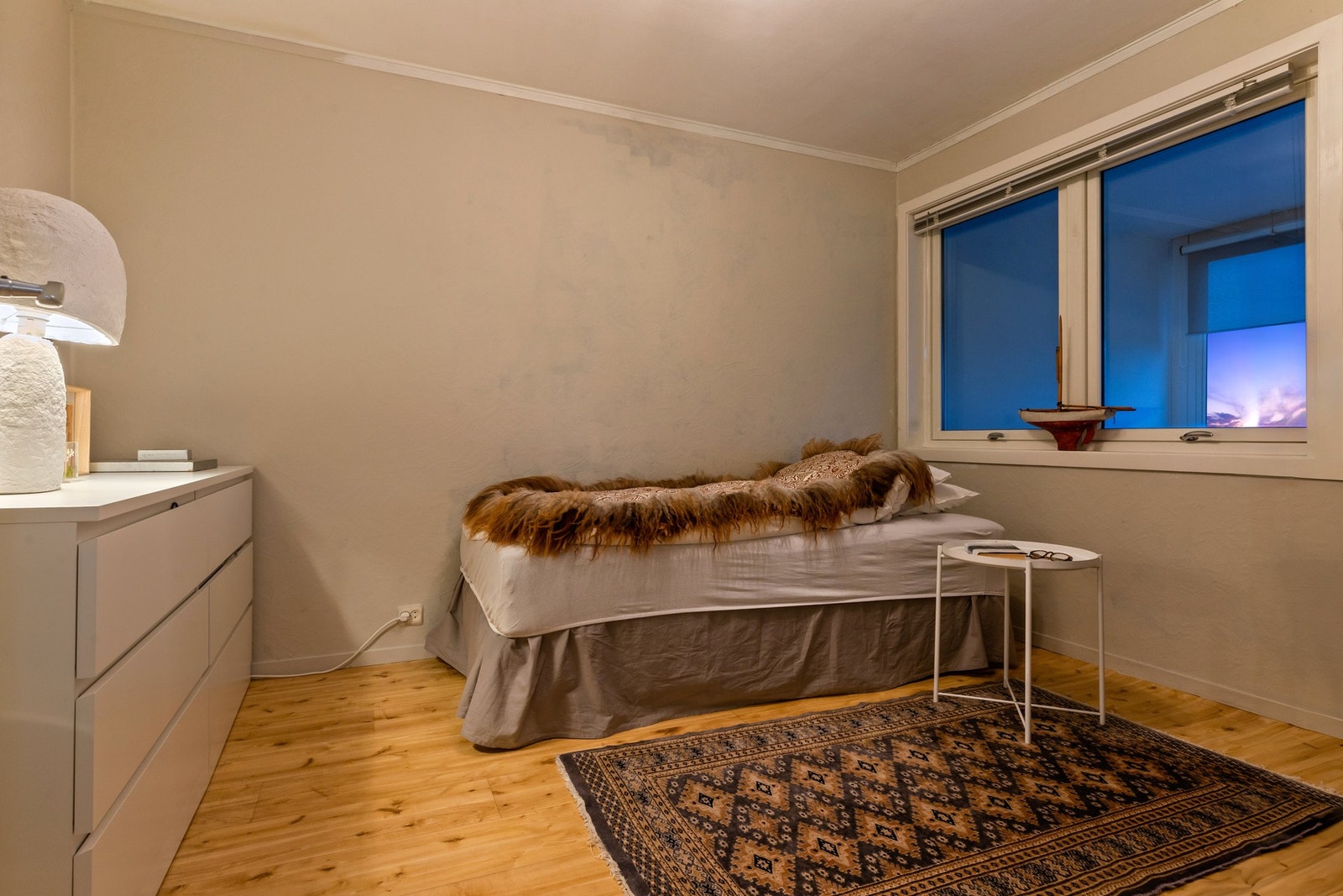 Soverommet er romslig med god plass til dobbeltseng og øvrig møblement, og har en praktisk plassering i nærheten av badet Galleribilde