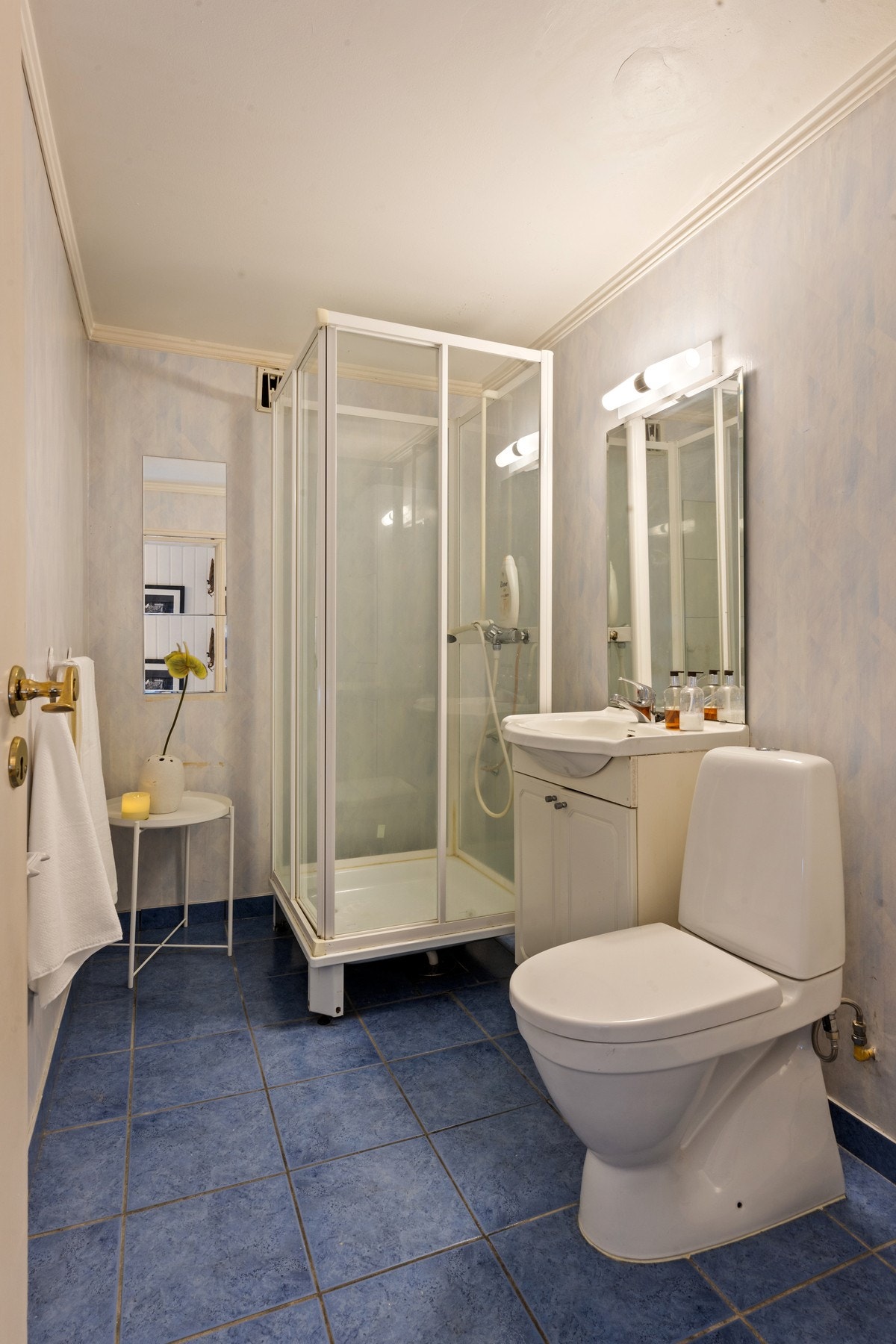 Badet er utstyrt med nedfelt servant, gulvfestet toalett og dusjkabinett, og i tillegg til opplegg for vaskemaskin på badet er det mulighet for å vaske klær i borettslagets fellesvaskeri Galleribilde