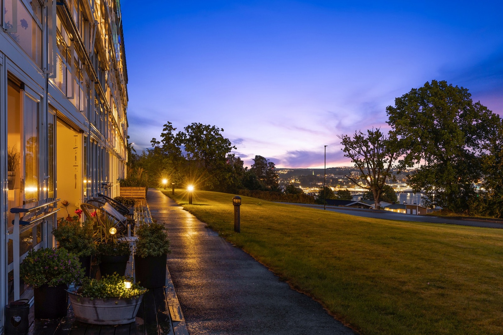 På nedsiden av boligen ligger Søndre Jeløy landskapsvernområde som kan friste med sitt meget vakre turterreng, og rett på oversiden ligger skogen Galleribilde