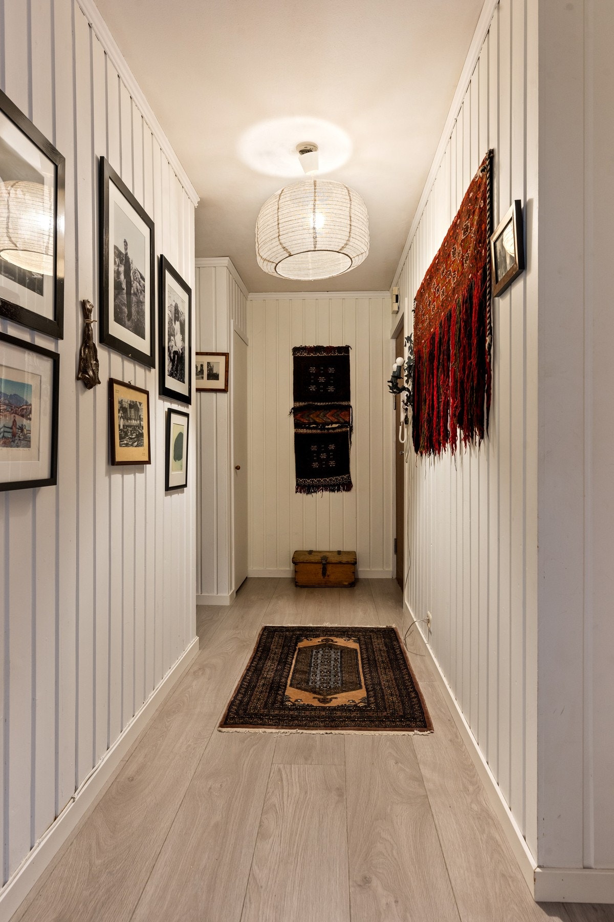 Boligen har god lagringsplass med både innvendig bod og bod i kjeller Galleribilde