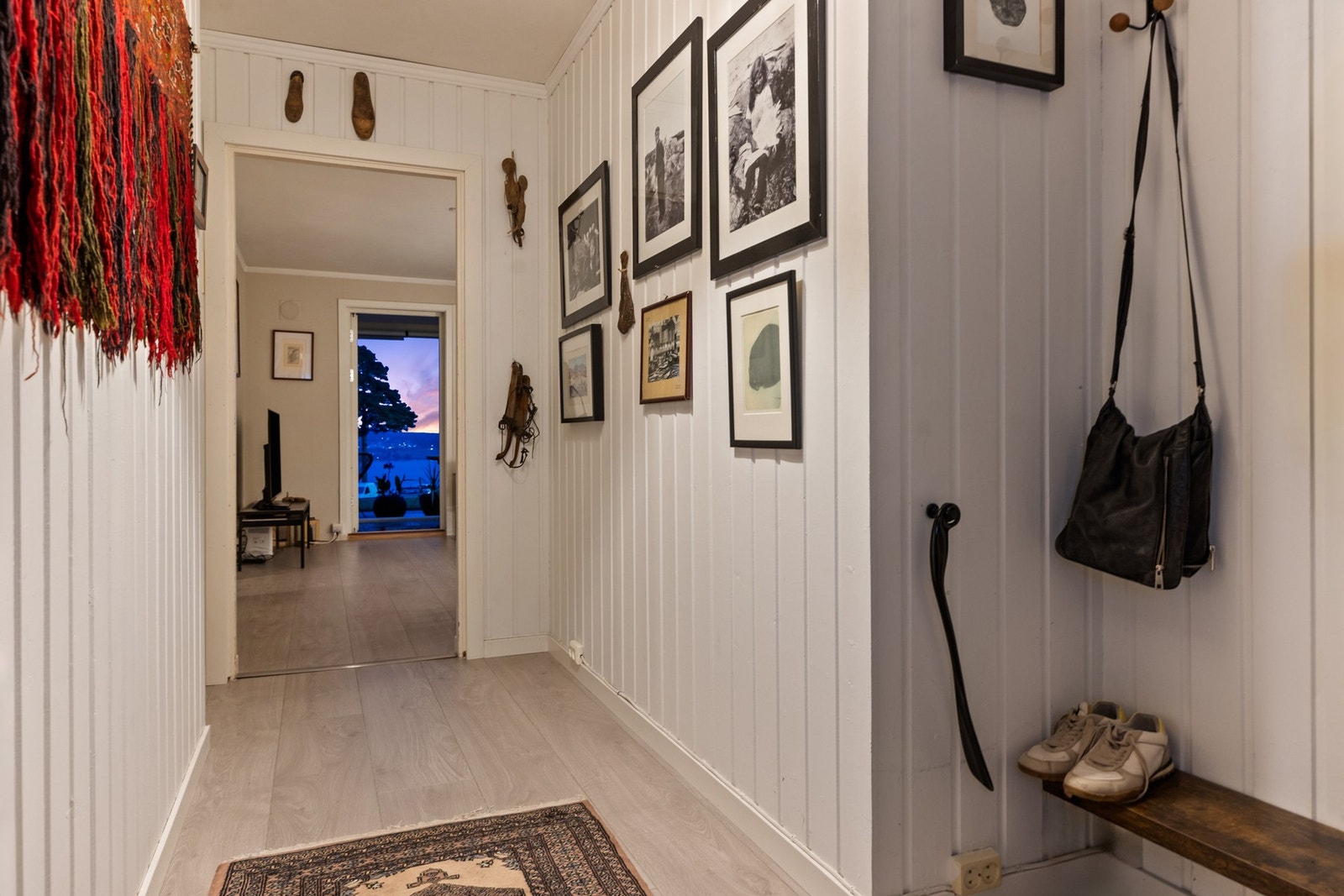 Entrèen gir et godt førsteinntrykk av boligen med god plass til å henge av seg ytterklær i egen, innvendig bod Galleribilde