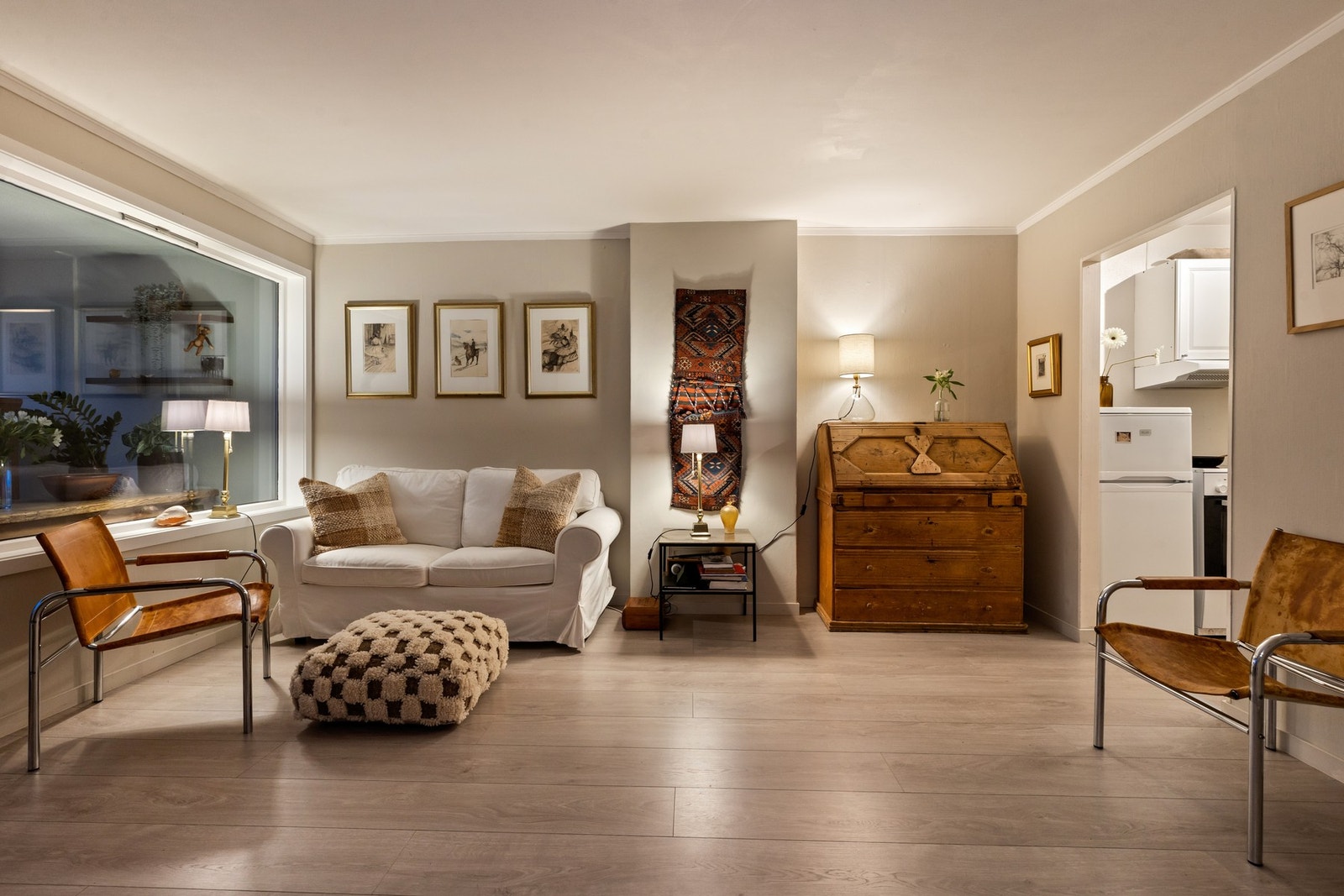 Den rektangulære planløsningen gjør det enkelt å møblere, og det er plass til både spisestue og sofagruppe med tilhørende møblement Galleribilde