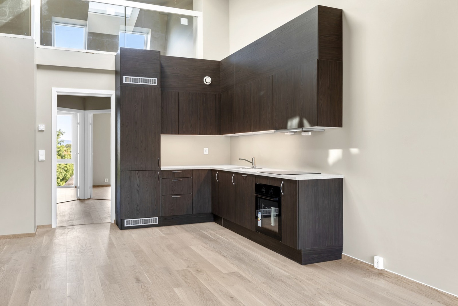 Delikat oppgradert kjøkken med integrerte hvitevarer Galleribilde