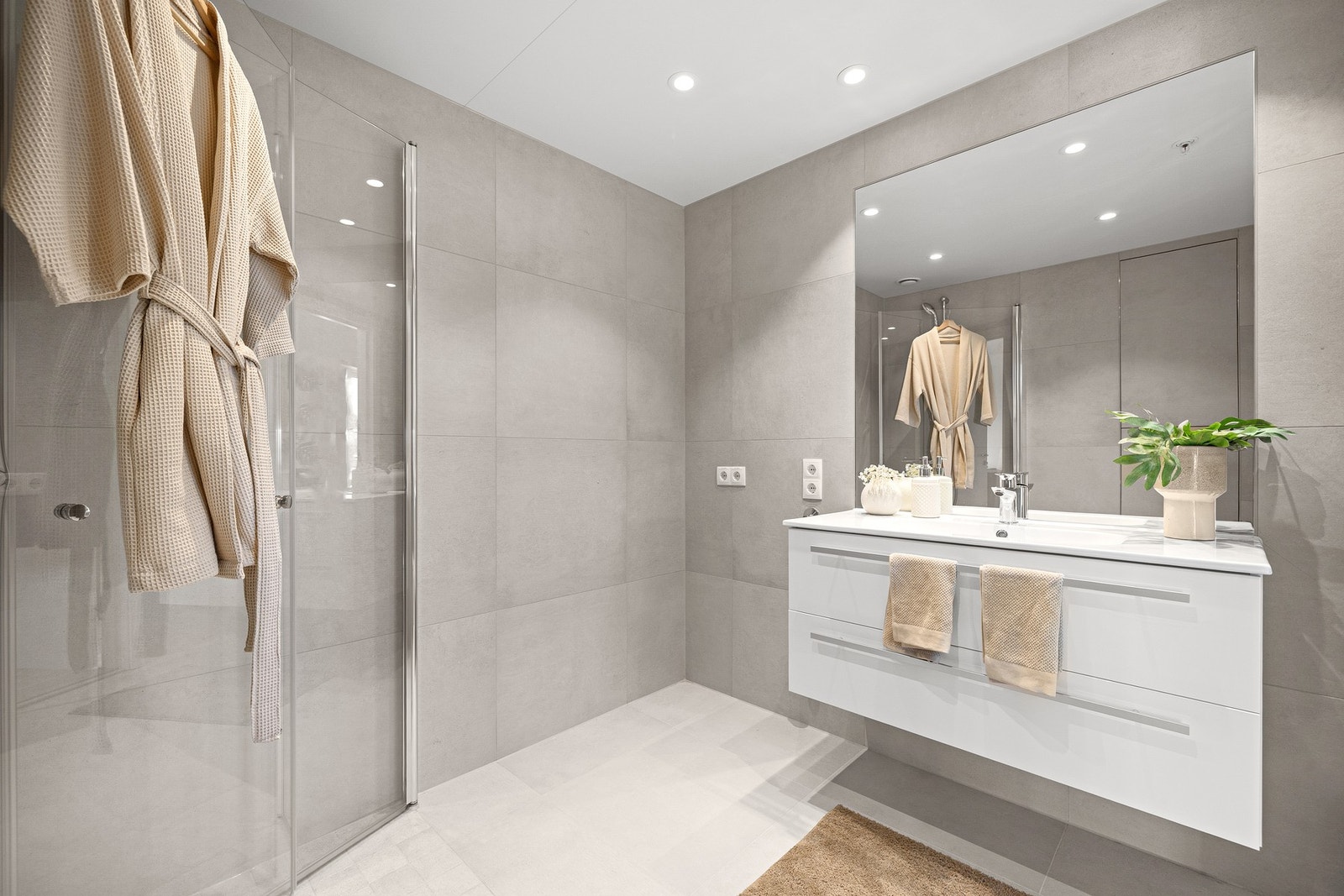 Delikat, flislagt bad med varme i gulv og downlights i himling. Foto fra tilsvarende leilighet i 1.etg. Galleribilde