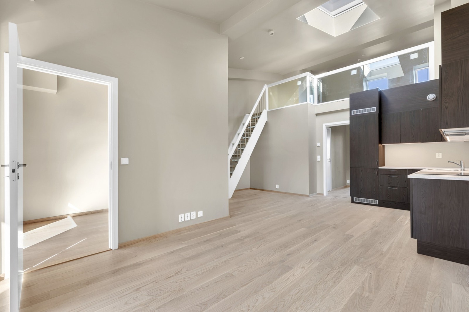 Leiligheten oppleves som svært lys og luftig med sin gode takhøyde sammen med mye lysinnslipp fra vinduer og takvinduer. Galleribilde