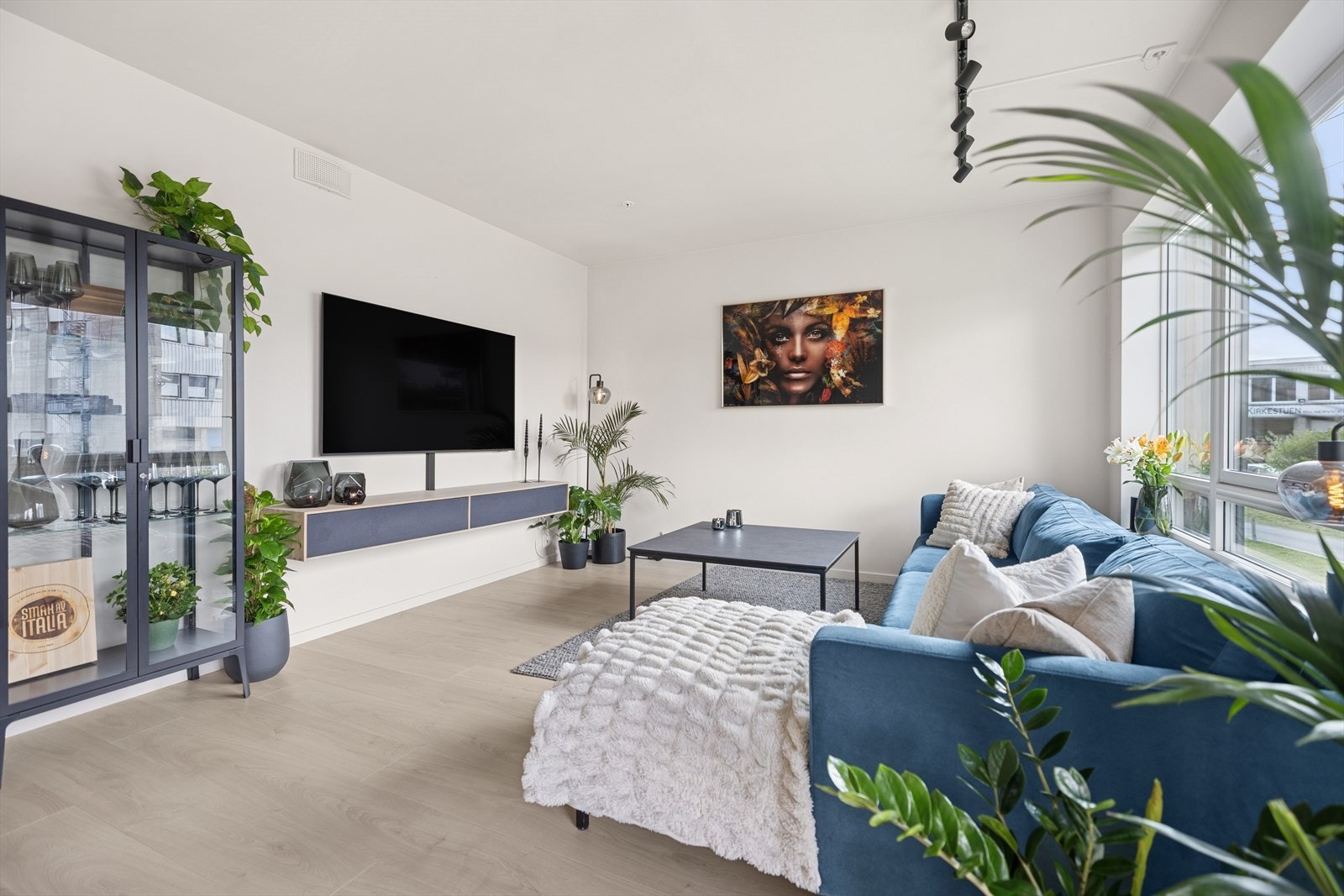 Leiligheten har en høy standard med malte overflater, lys laminat på gulv og praktisk planløsning. Galleribilde