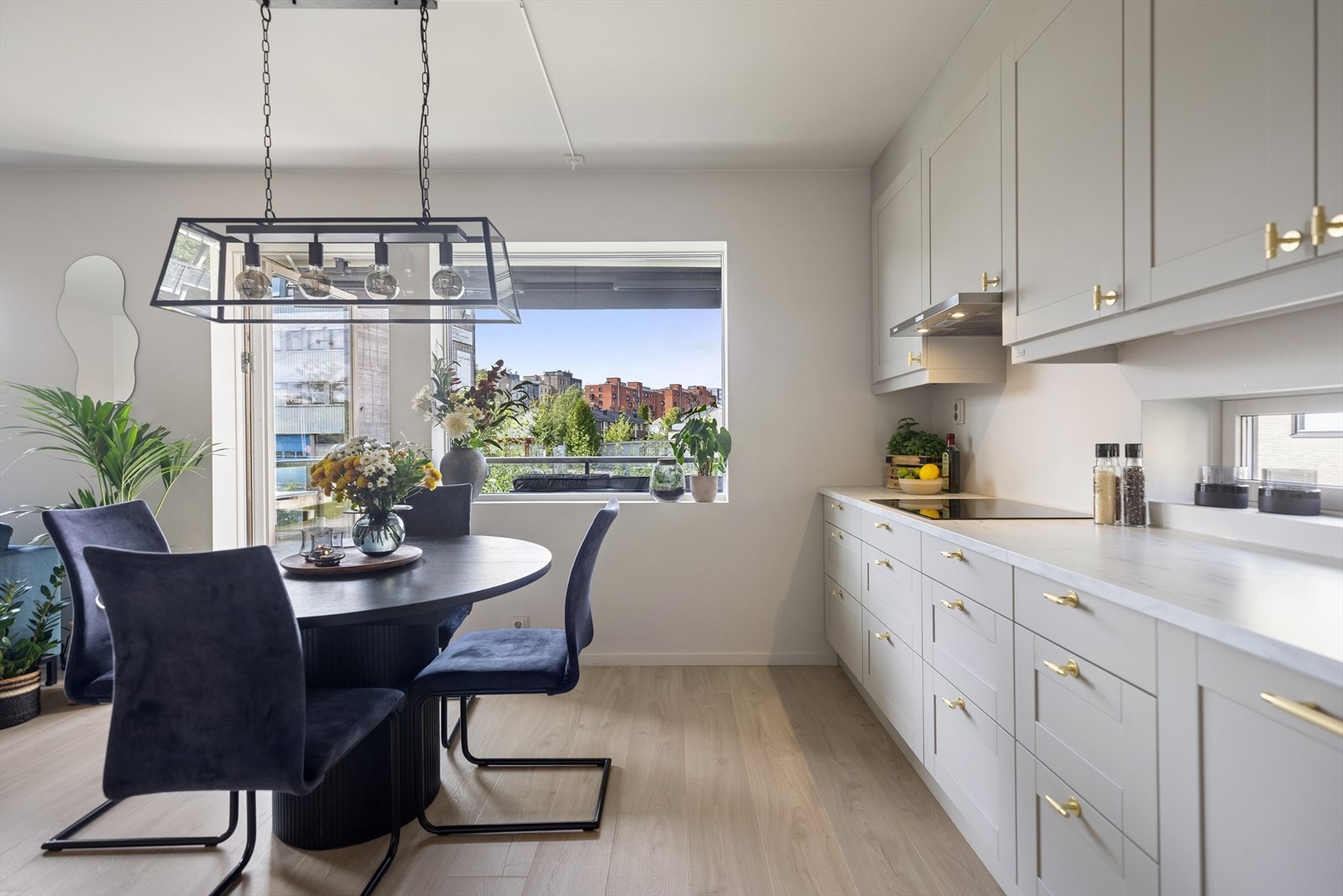 Pent og påkostet kjøkken med profilerte fronter og laminat benkeplate. Galleribilde