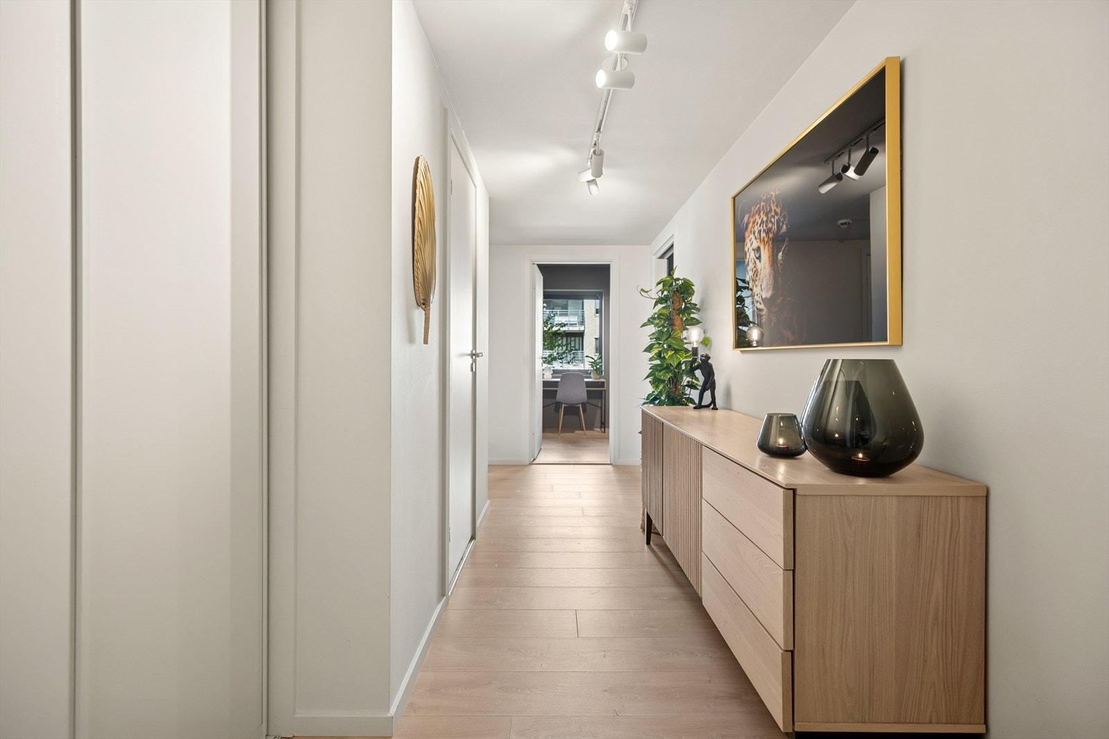 Praktisk utforming med god plass til garderobeløsning. Galleribilde