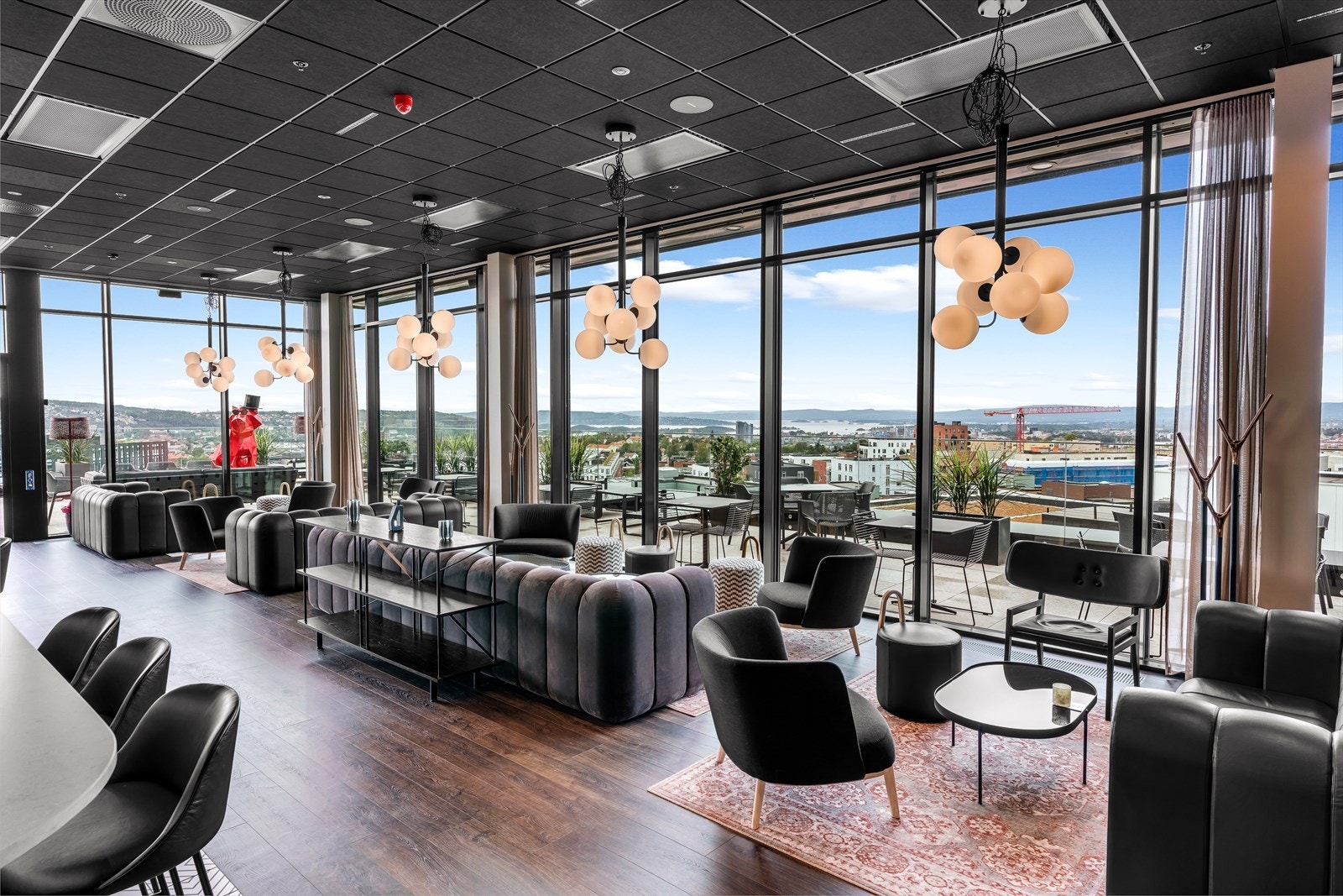 Det anbefales å ta en tur til Radisson Red rooftop bar i nabolaget for å nyte den fantastiske utsiken med god mat og drikke. Galleribilde