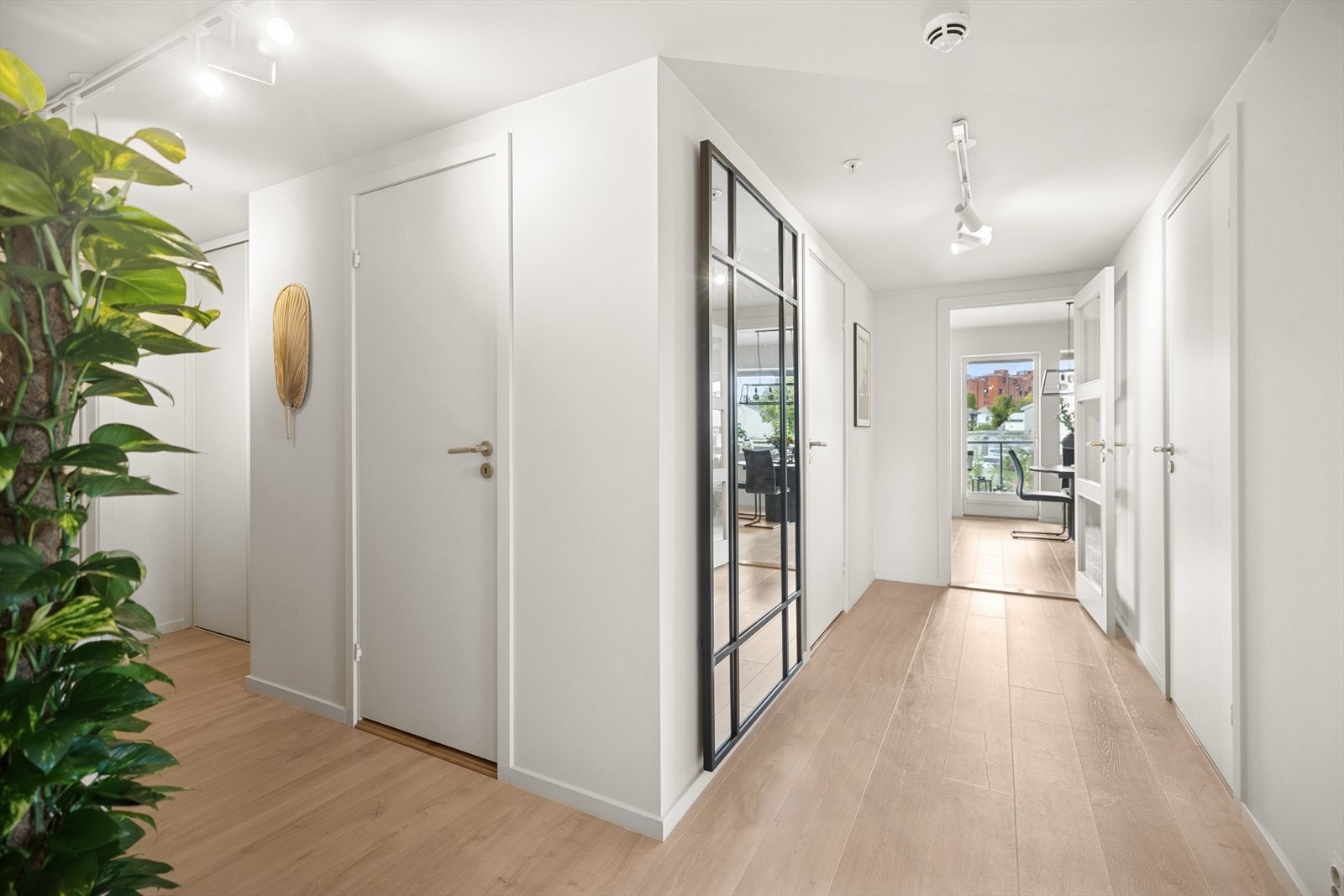 Velkommen til ditt nye hjem! Entrèn fører til alle rom i boligen. Galleribilde