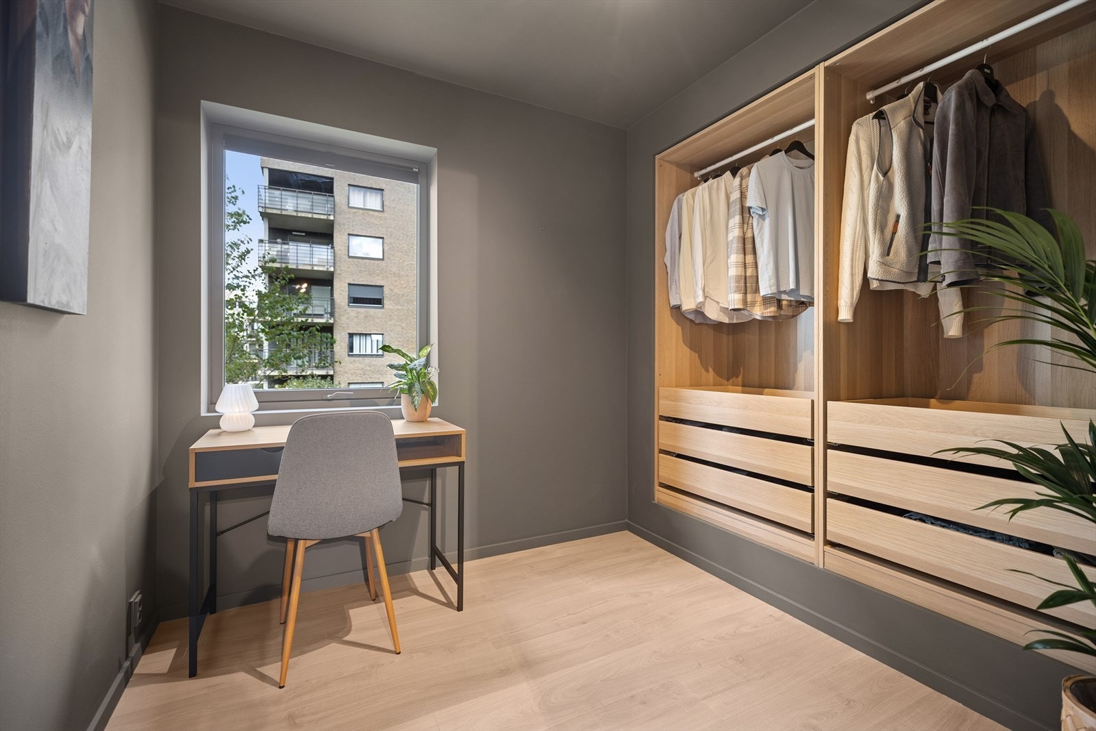 Soverom nr. 3 brukes i dag som walk-in closet og gjesterom. Her kan du innrede etter eget ønsker og behov. Galleribilde