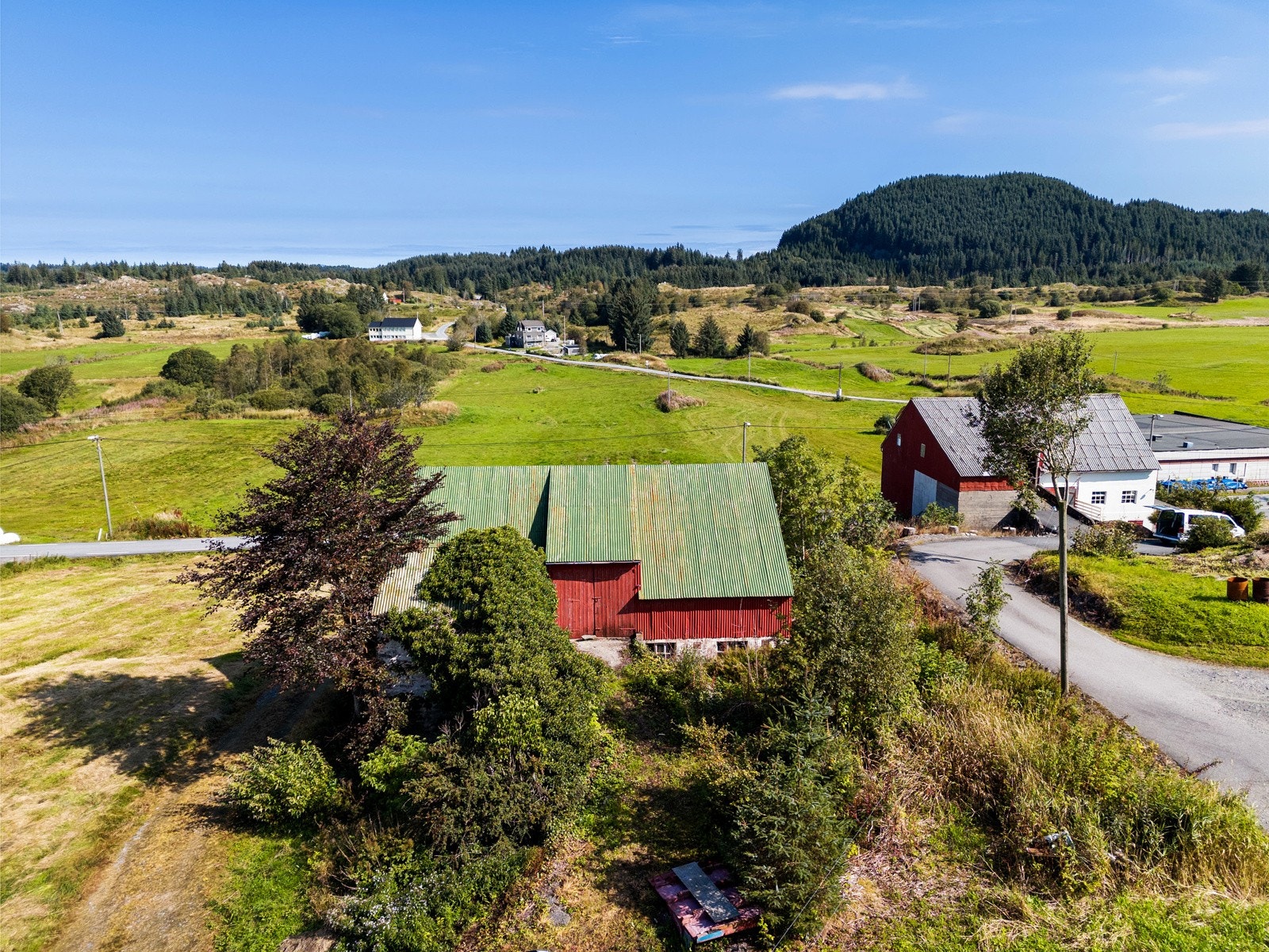 Tradisjonell løe plassert like ved boligen Galleribilde