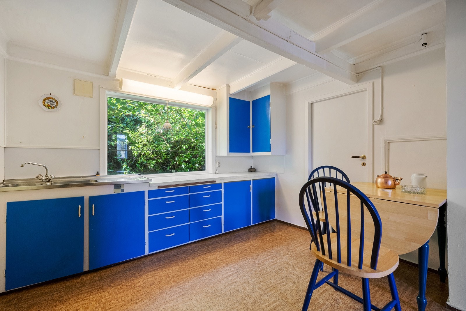 Kjøkkenet er praktisk anlagt med god benke- og lagringsplass Galleribilde