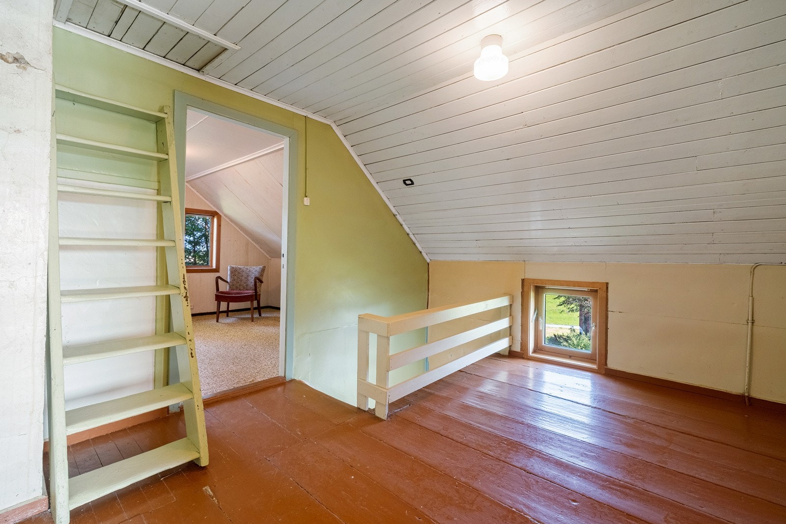 Praktisk gang som leder til overetasjens to soverom og stue Galleribilde