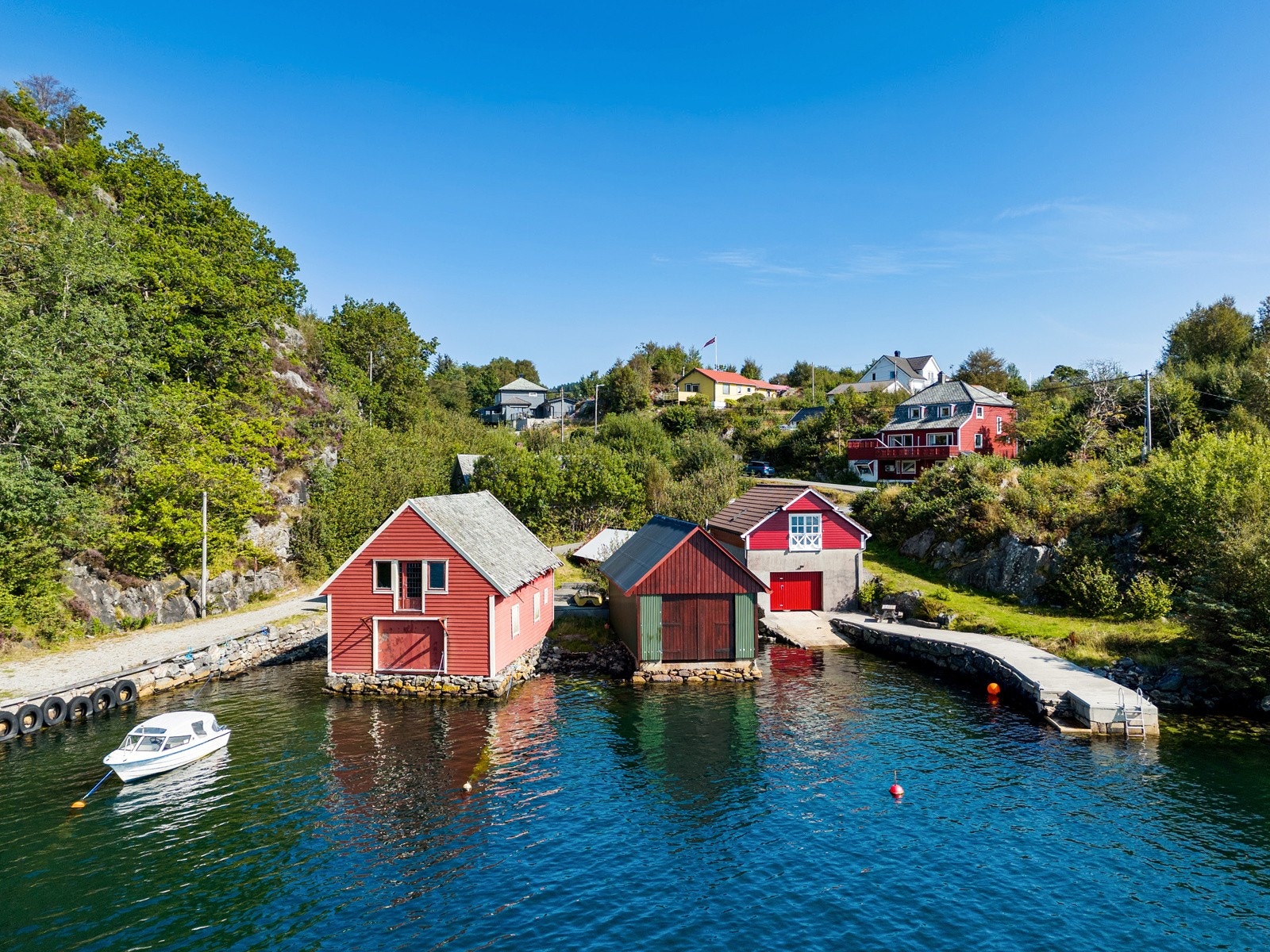 Idyllisk nøst med flott beliggenhet helt i sjøkanten Galleribilde