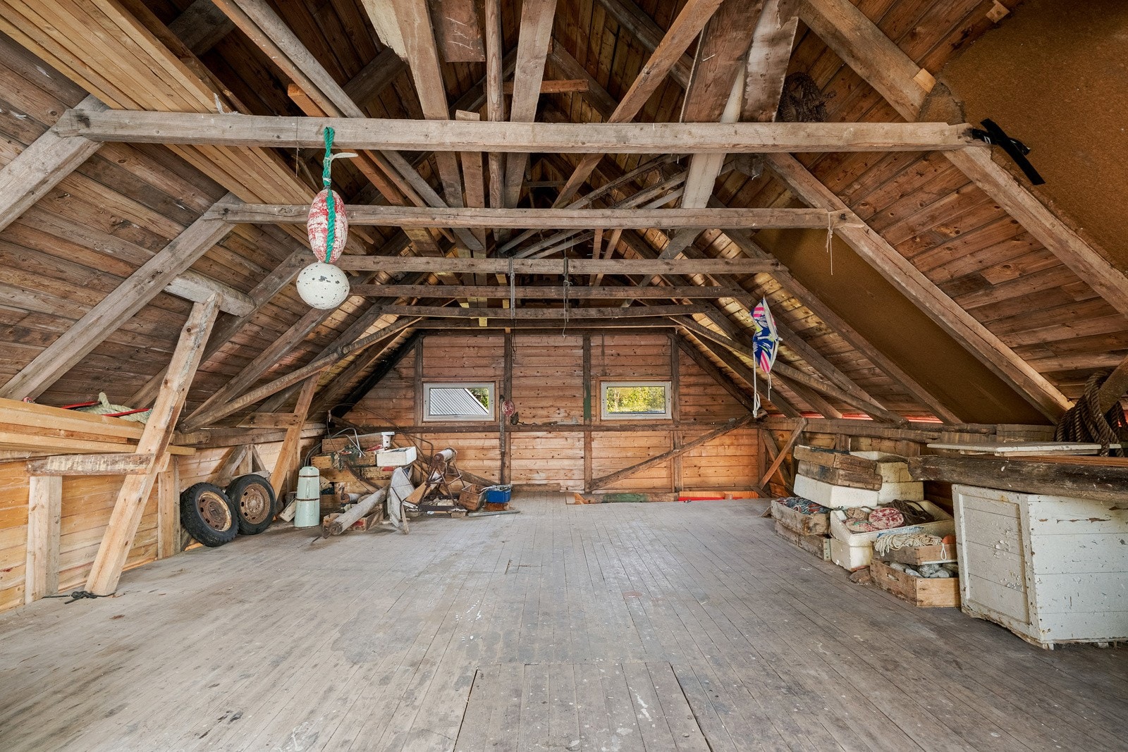 Andre etasje gir ekstra plass til lagring og utstyr Galleribilde