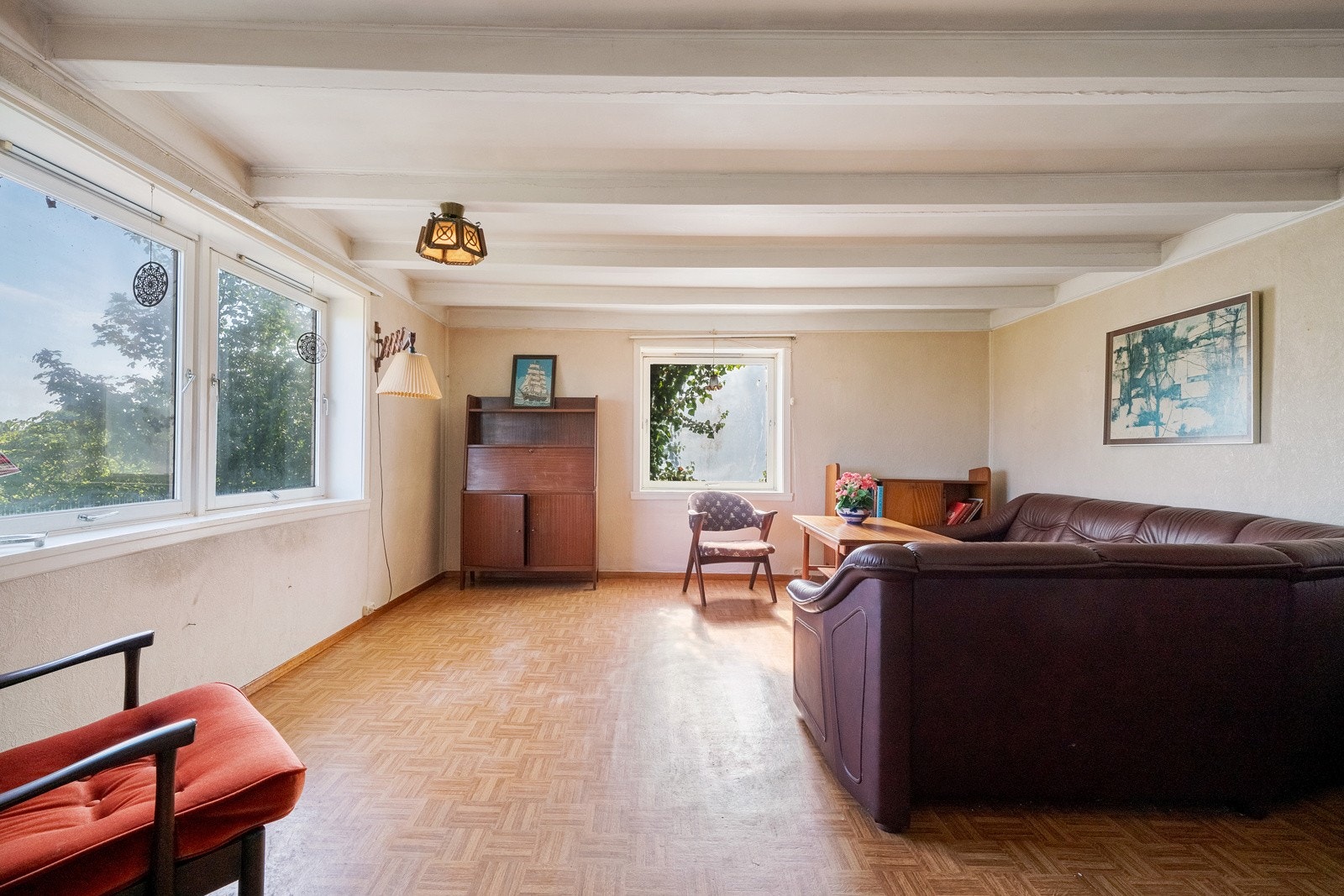 Store vindusflater gir stuen en lys og åpen atmosfære Galleribilde