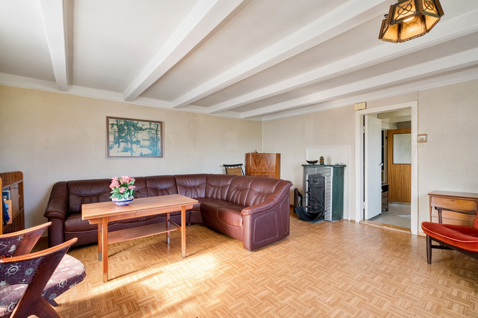 Boligens stue er romslig og gir gode møbleringsmuligheter Galleribilde