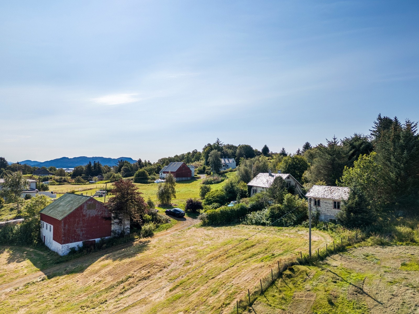 Alt i alt en eiendom som byr på landlig sjarm, sjøtilgang og mange muligheter - et sted å trives hele året Galleribilde