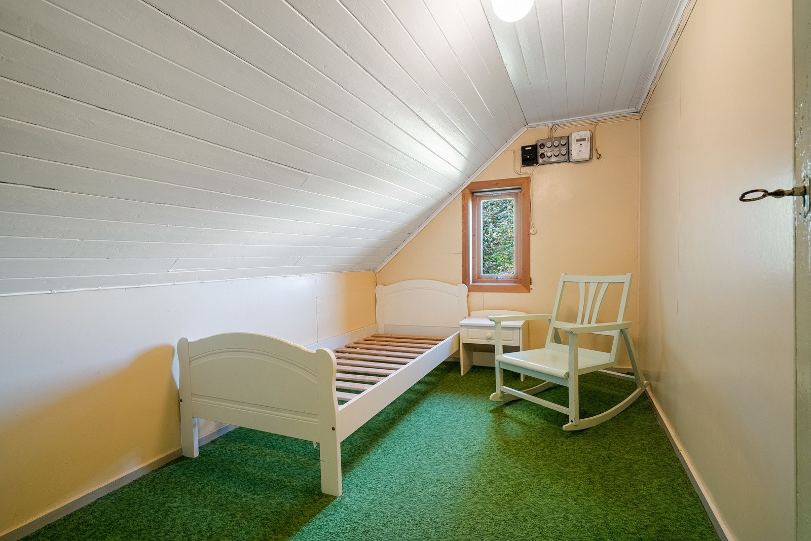 Et hyggelig lite soverom med plass til det man trenger Galleribilde