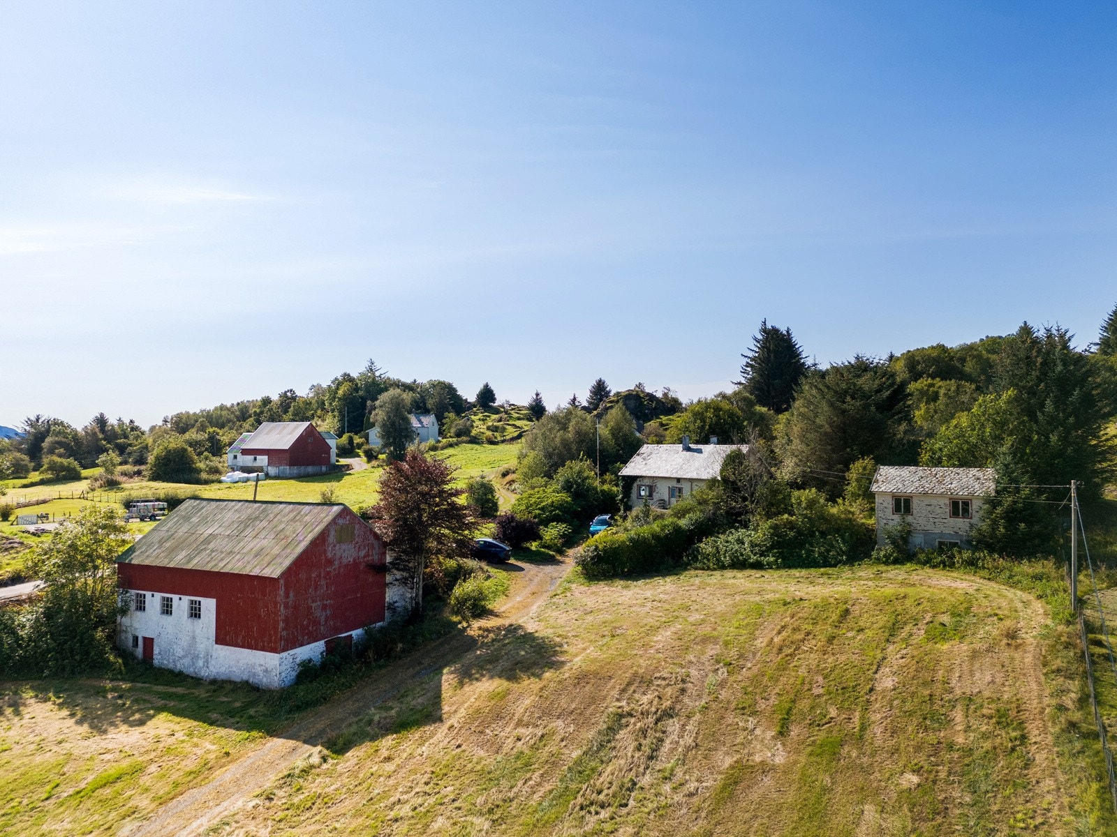 Eiendommen har en eldre løe og et lite uthus som gir ekstra lagringsplass Galleribilde