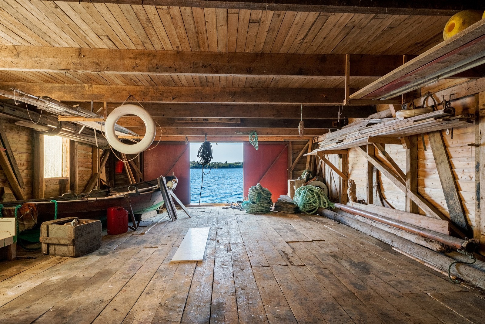 Direkte utgang til sjøen gjør nøstet lett tilgjengelig for båtliv (Avbildet båt medfølger salget) Galleribilde