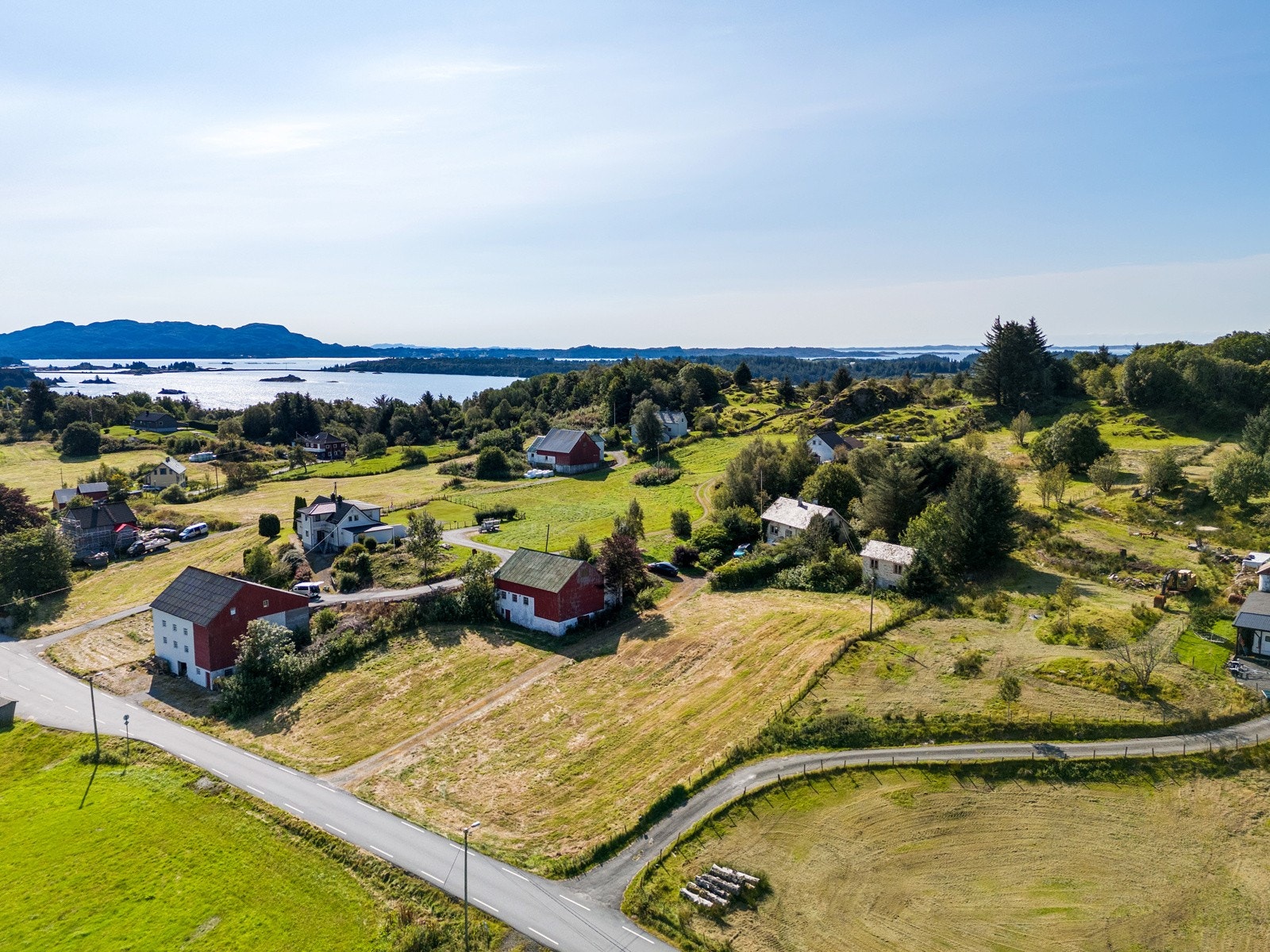 Eiendommen har en romslig, beplantet tomt på 1.099 kvm Galleribilde