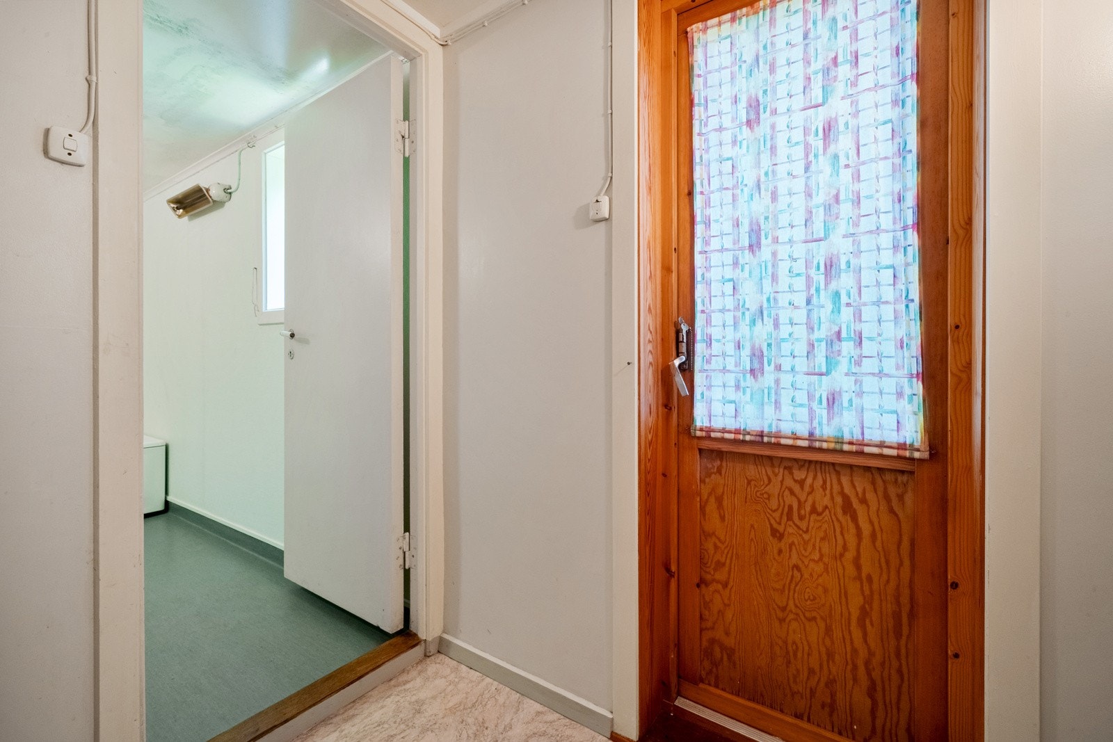 Praktisk gang fra kjøkkenet som leder videre til bad og utgang Galleribilde